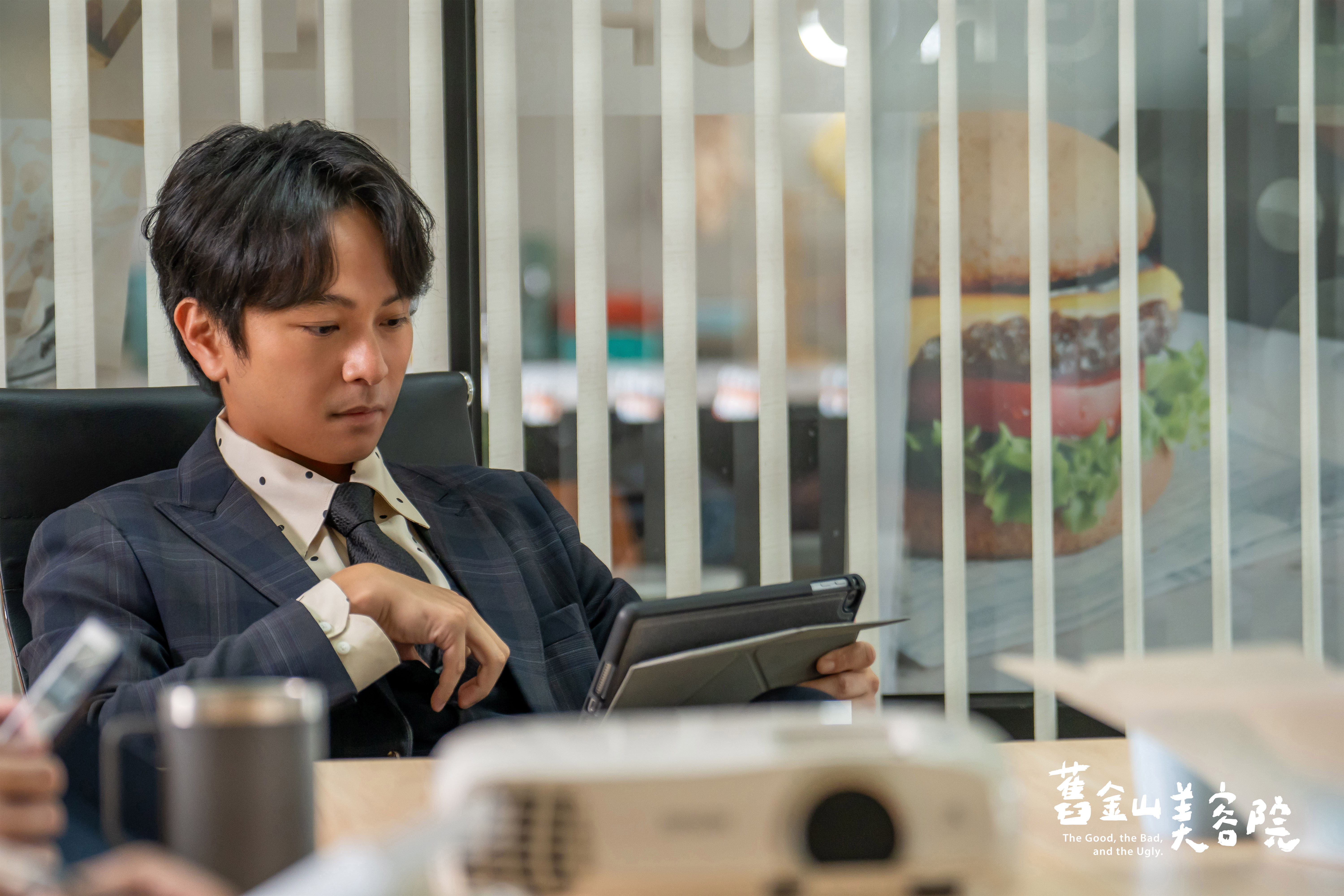 楊銘威飾演連晨翔的學長，卻對他下陰招。（TVBS提供）