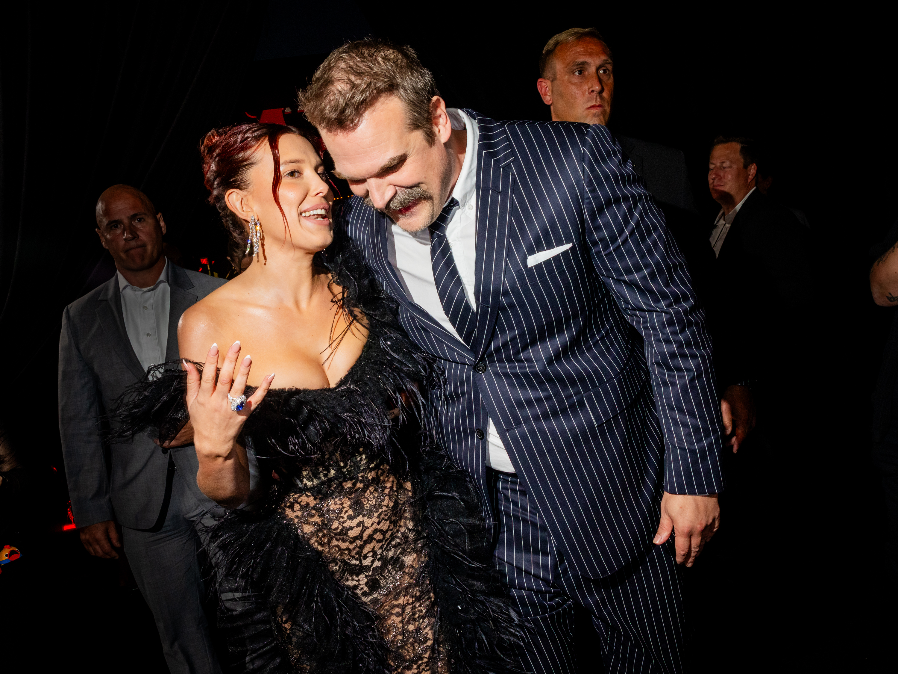 米莉芭比布朗（左）與大衛哈伯（右）一起出席《怪奇物語5》洛杉磯首映，還在紅毯上交頭接耳，怎麼看都不像是在工作場合霸凌的樣子。（Netflix提供）