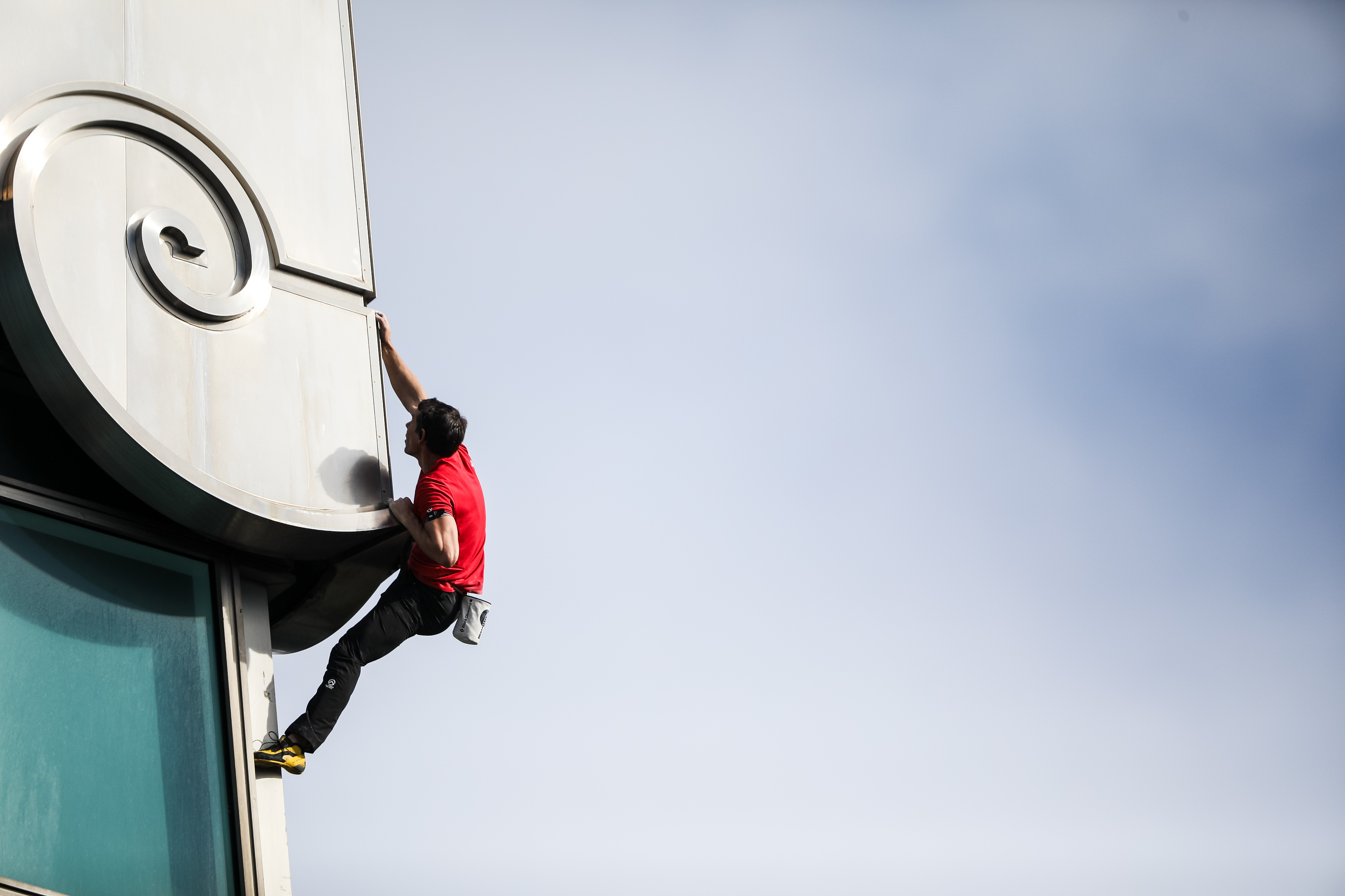 美國極限攀岩家艾力克斯霍諾德成功徒手攀爬台北101,歷史壯舉透過Netflix在全球直播,引發國內外熱議。(鏡報鄒保祥、李智為)