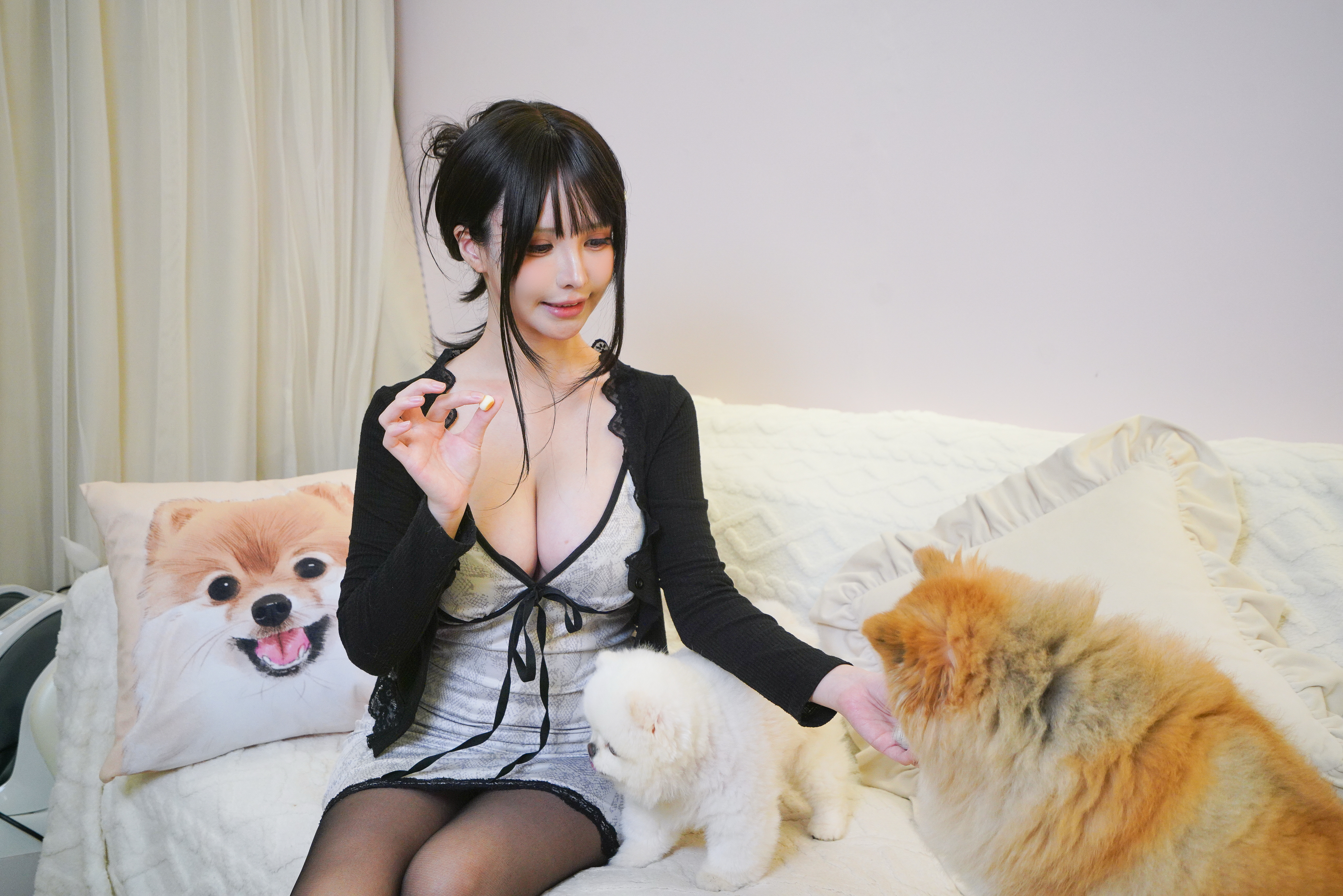 由於魔理花時常在社群上提到愛犬米迷(左)、勞倫斯(右),牠們的大小事,也廣為粉絲熟知。