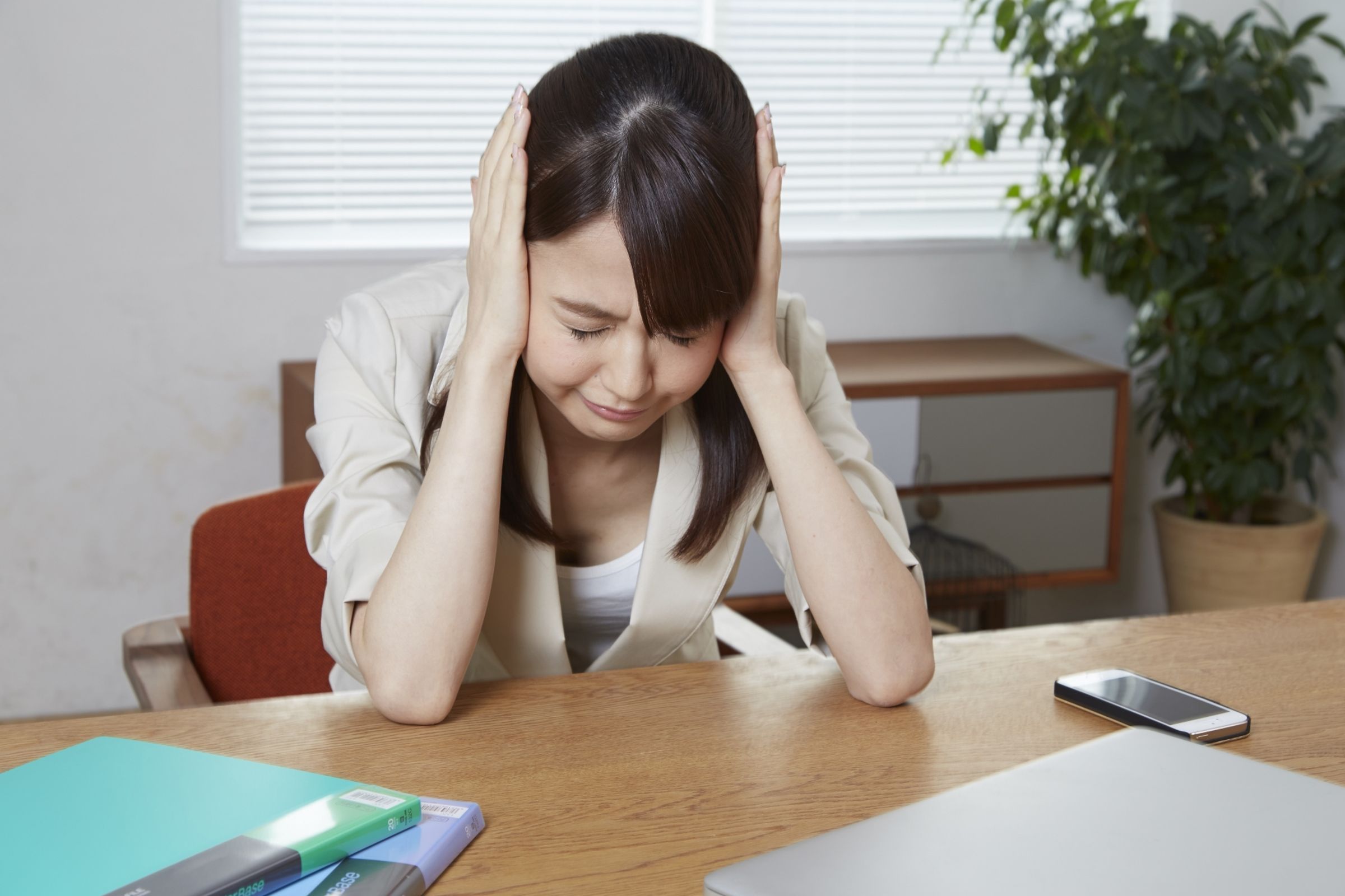 什麼噪音是辦公室最令人無法忍受？網友熱烈討論，許多人直指是「剔牙聲」和「剪指甲」，圖為示意圖。（翻攝自PhotoAC圖庫）