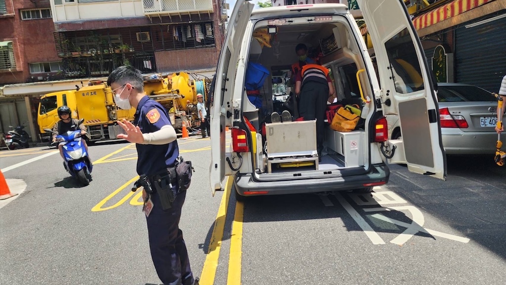 警方通報救護車到場施救,並疏導交通緊急將謝男送醫。(翻攝畫面)