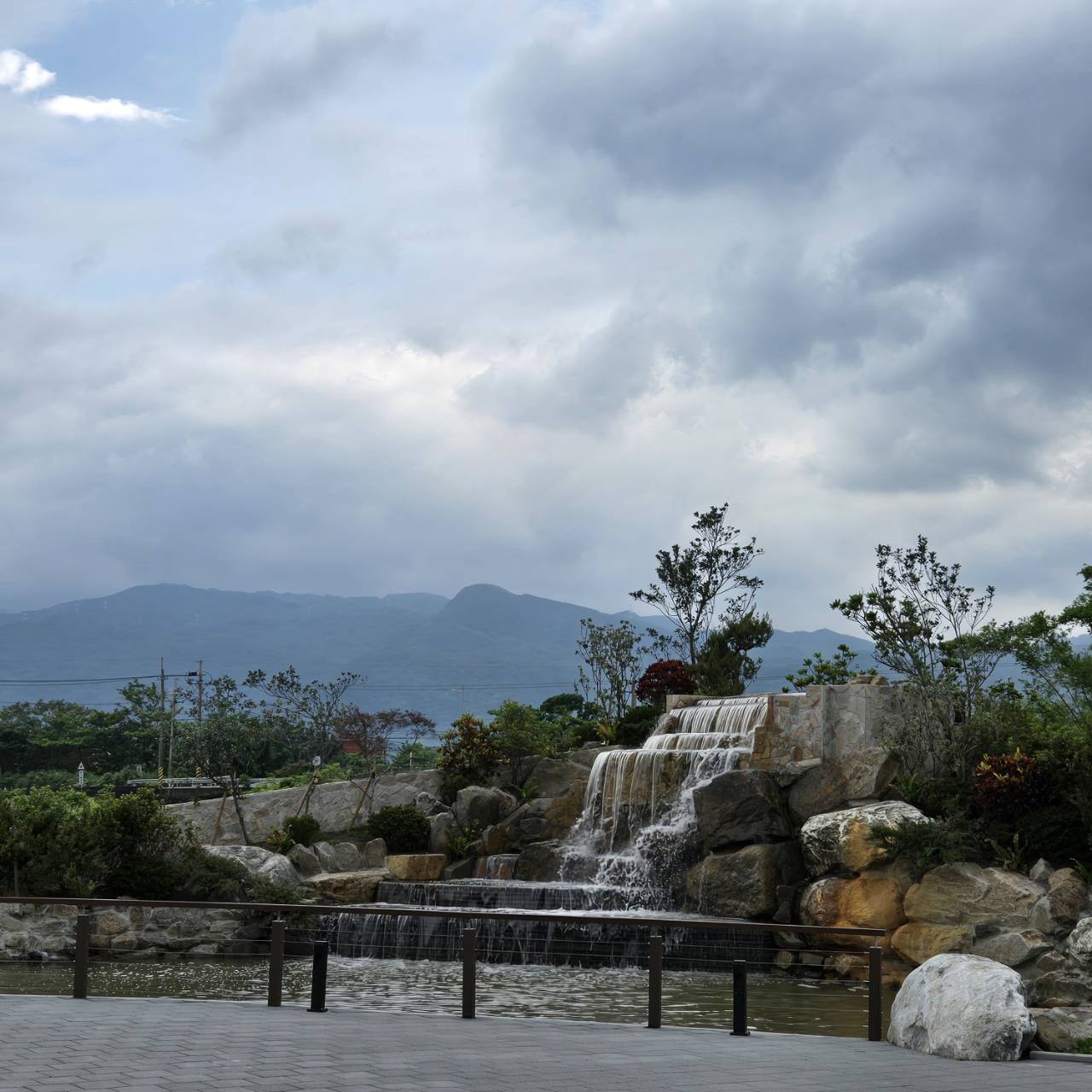 社區綠化面積高達2373坪，還有造景瀑布及落羽松迎賓大道。