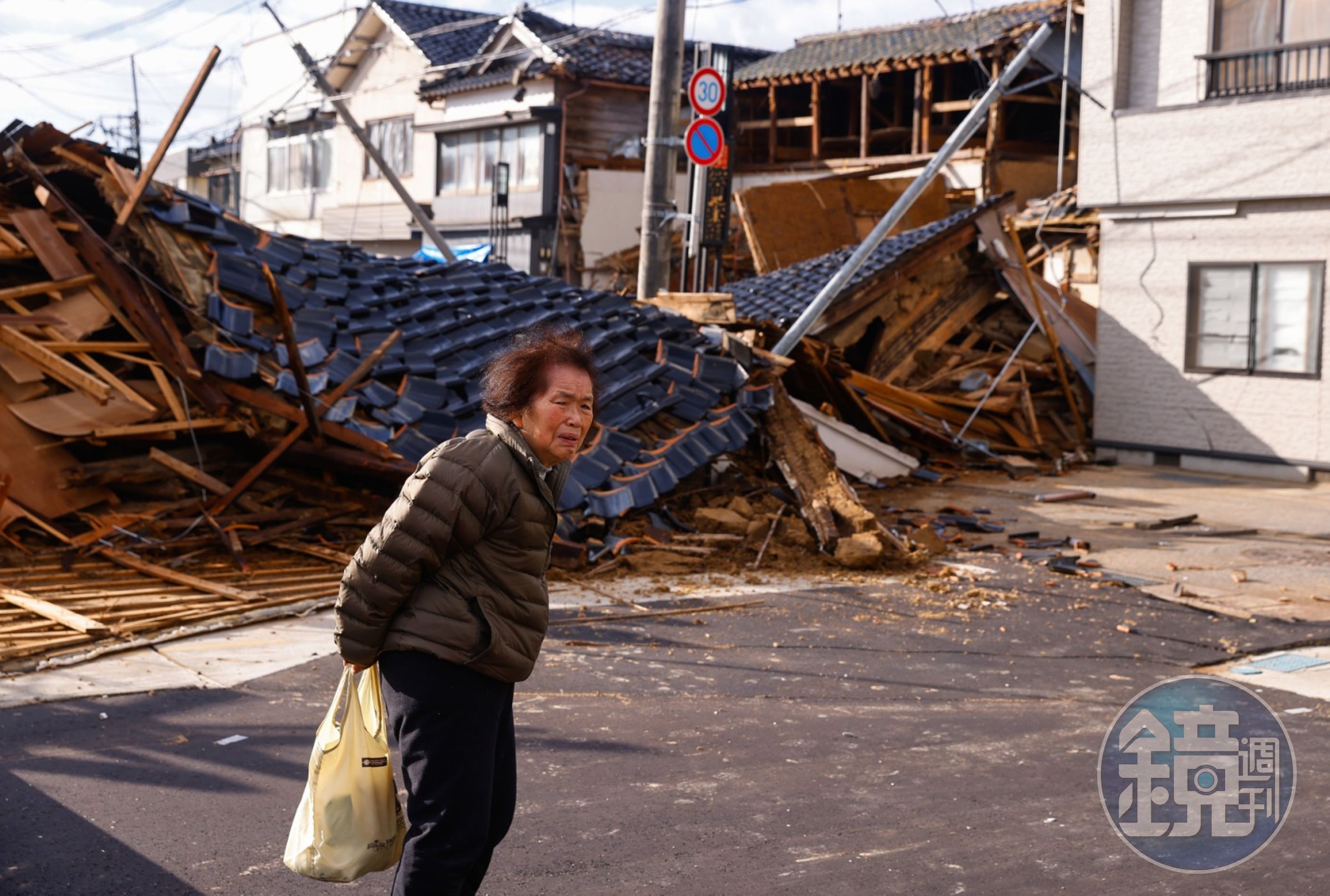 家沒了，先到附近小學避難；天氣冷，就生火取暖。做為一個經歷過地震、海嘯、核災的多難之邦，在災難面前，日本人仍堅強面對苦難。（杭大鵬攝）