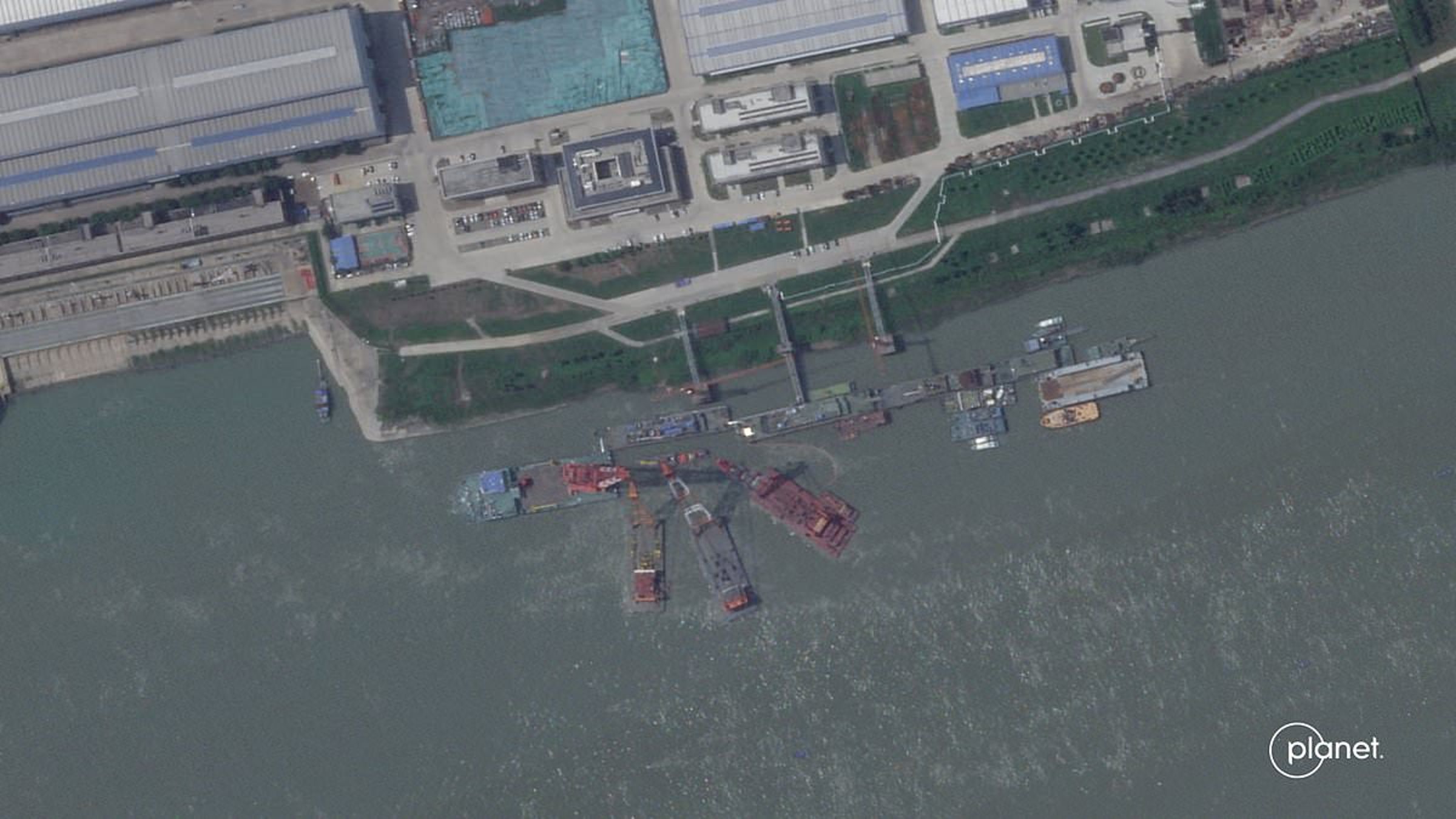 中國的1艘新型核動力潛艦沉沒，衛星照片可見許多起重機圍繞疑似在打撈。（翻攝自X）