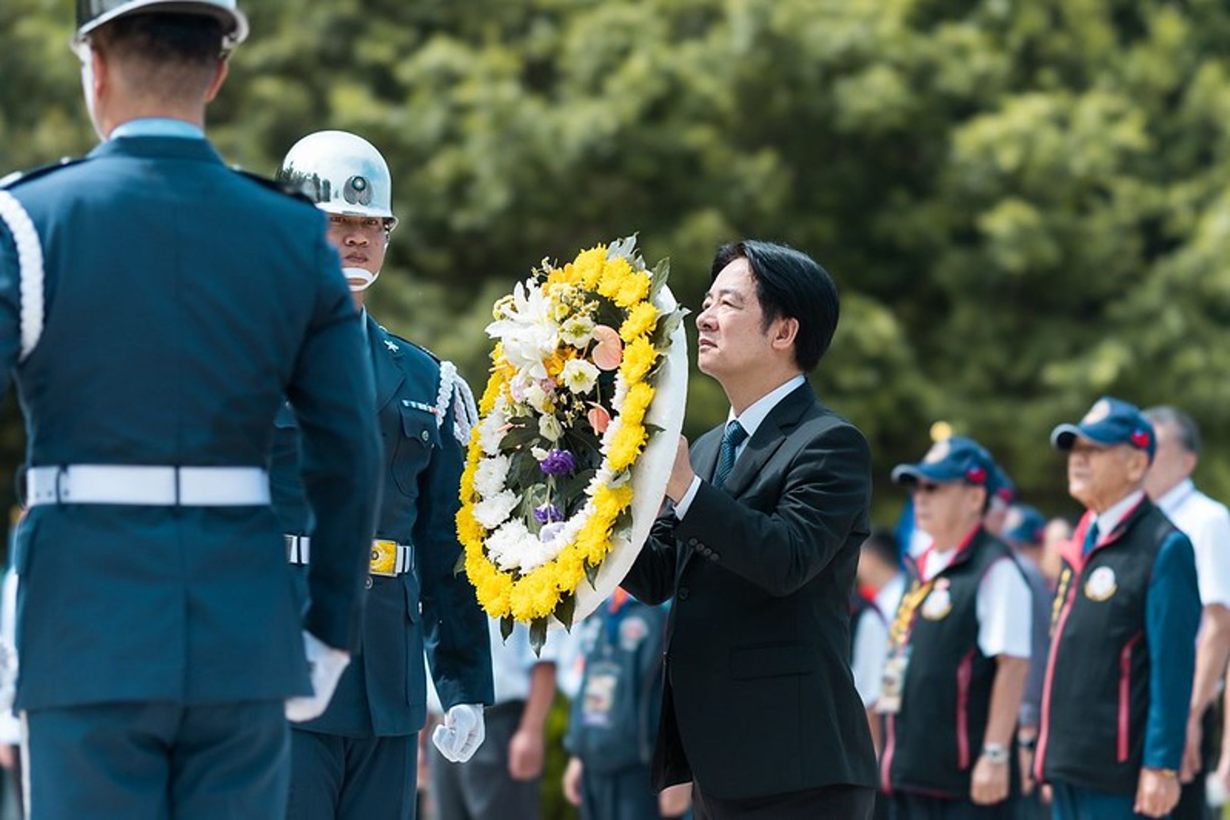 總統賴清德8月23日上午前往金門主持「八二三戰役勝利66週年追悼典禮」(圖),同日下午則回台北為帕運代表團頒授國旗及團旗。(總統府提供)