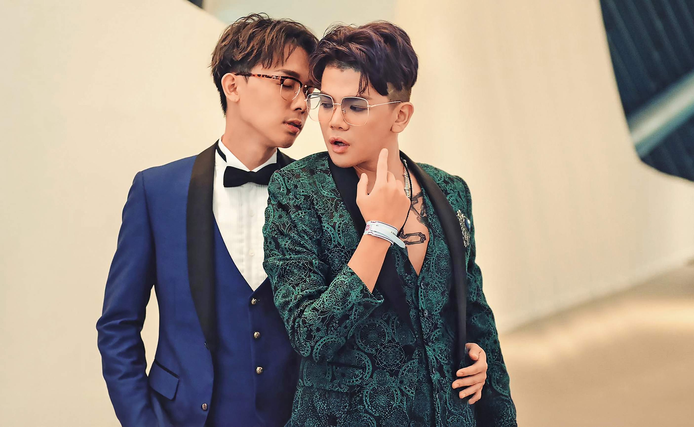 孫生（右）因官司和收入分配不均問題，和酷炫（左）鬧翻。（翻攝自反骨男孩臉書）