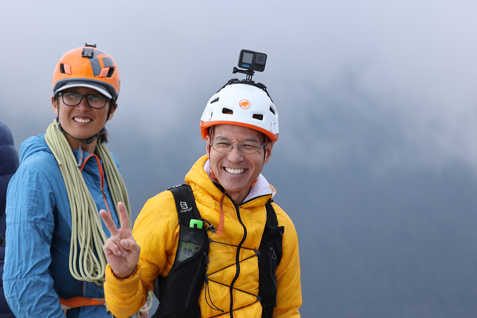 身材精實的古明政（右）活躍於越野跑場合，絲毫看不出將年滿60歲。（活水文化提供）