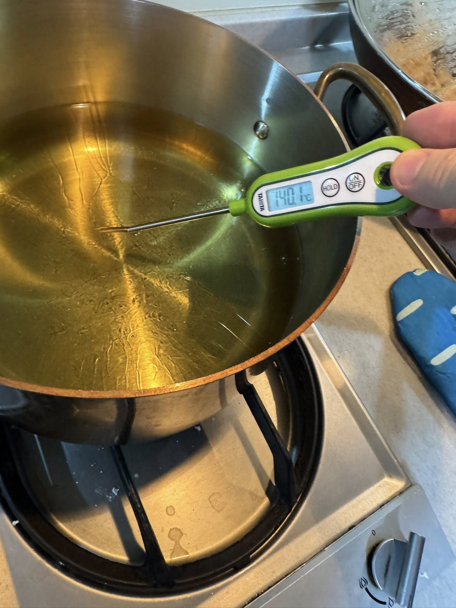 測量溫度,準備用冷油浸泡肉圓。