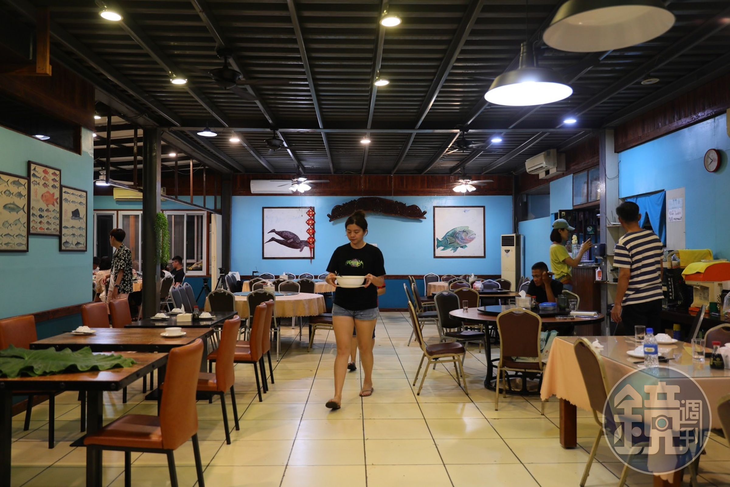 美人魚海鮮餐廳的空間有夠台,如同台菜餐廳的裝潢讓我一秒回台灣。