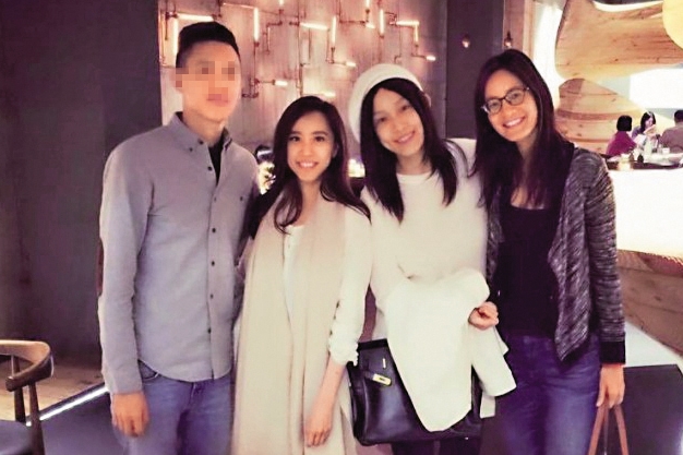 10年前，范瑋琪（右二）就曾po出劉容嘉（左二）及其男友（左一）合照，還稱他們是「賢伉儷」，讓劉容嘉被誤以為已婚。右一為Janet。（翻攝自范瑋琪臉書）