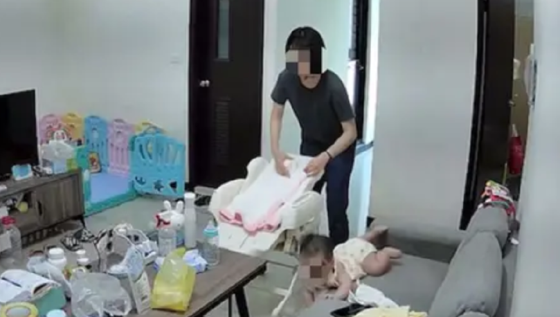 陳姓保母任受托嬰兒在沙發上自己爬行，嬰兒隨後跌落地面血流滿嘴，保母竟直到滑完手機才上前查看。（翻攝畫面）