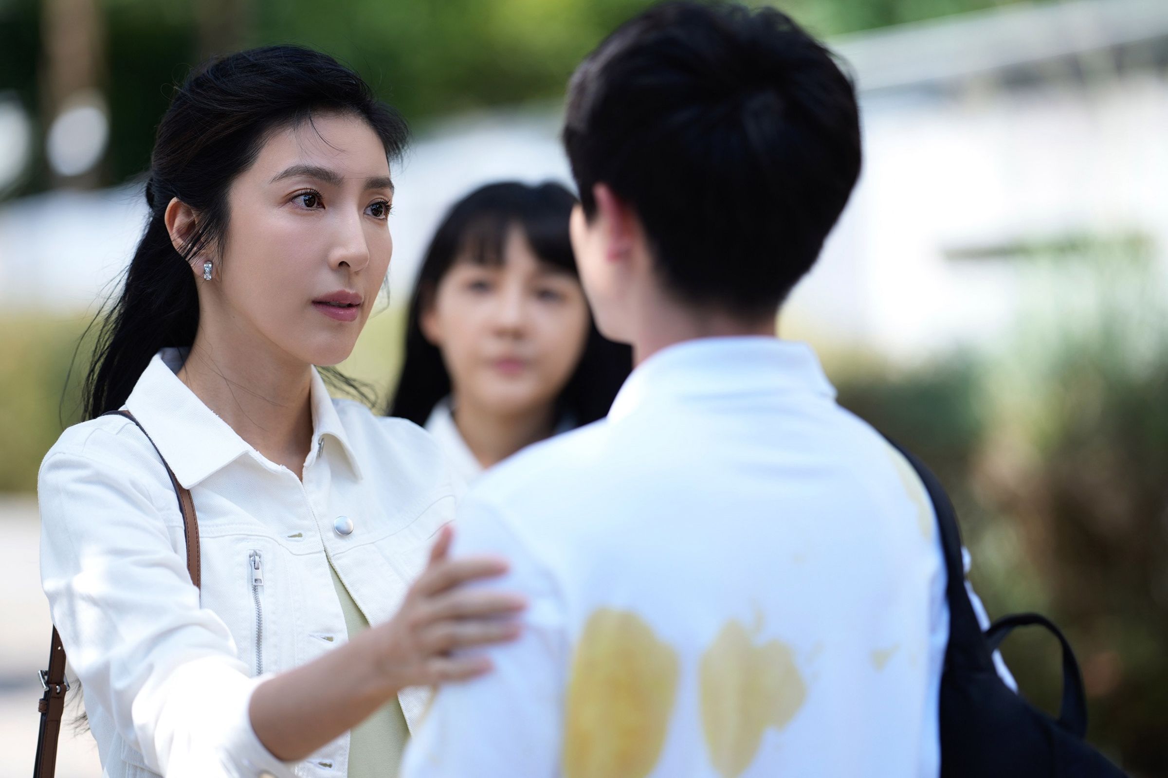 楊謹華（左）劇中獨自撫養一對雙胞胎女兒，處理複雜的母女課題。（晴天影像提供）