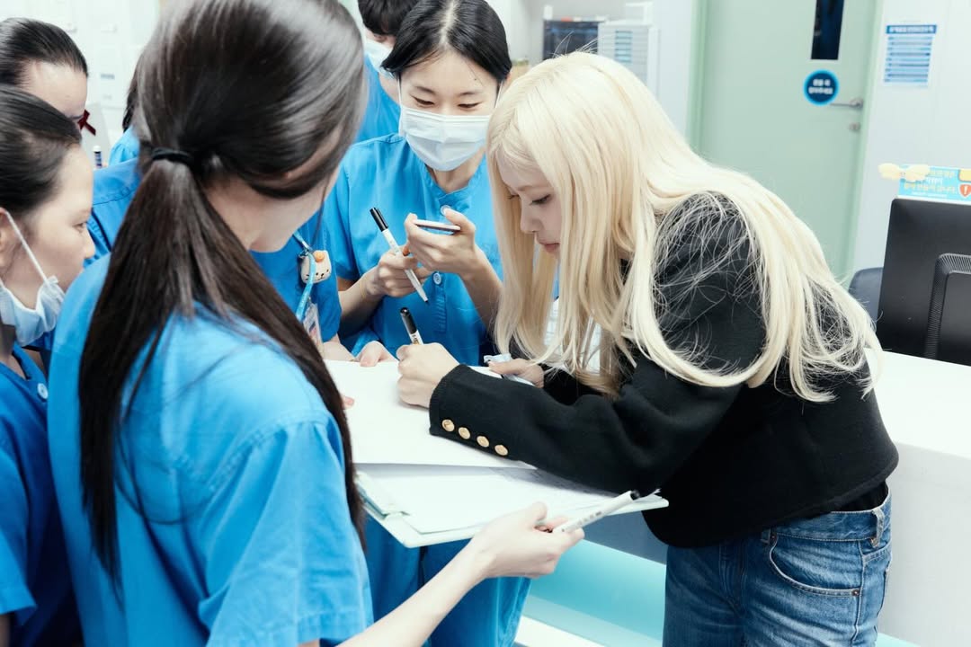 Rosé親切為醫護人員簽名。（翻攝roses_are_rosie IG）