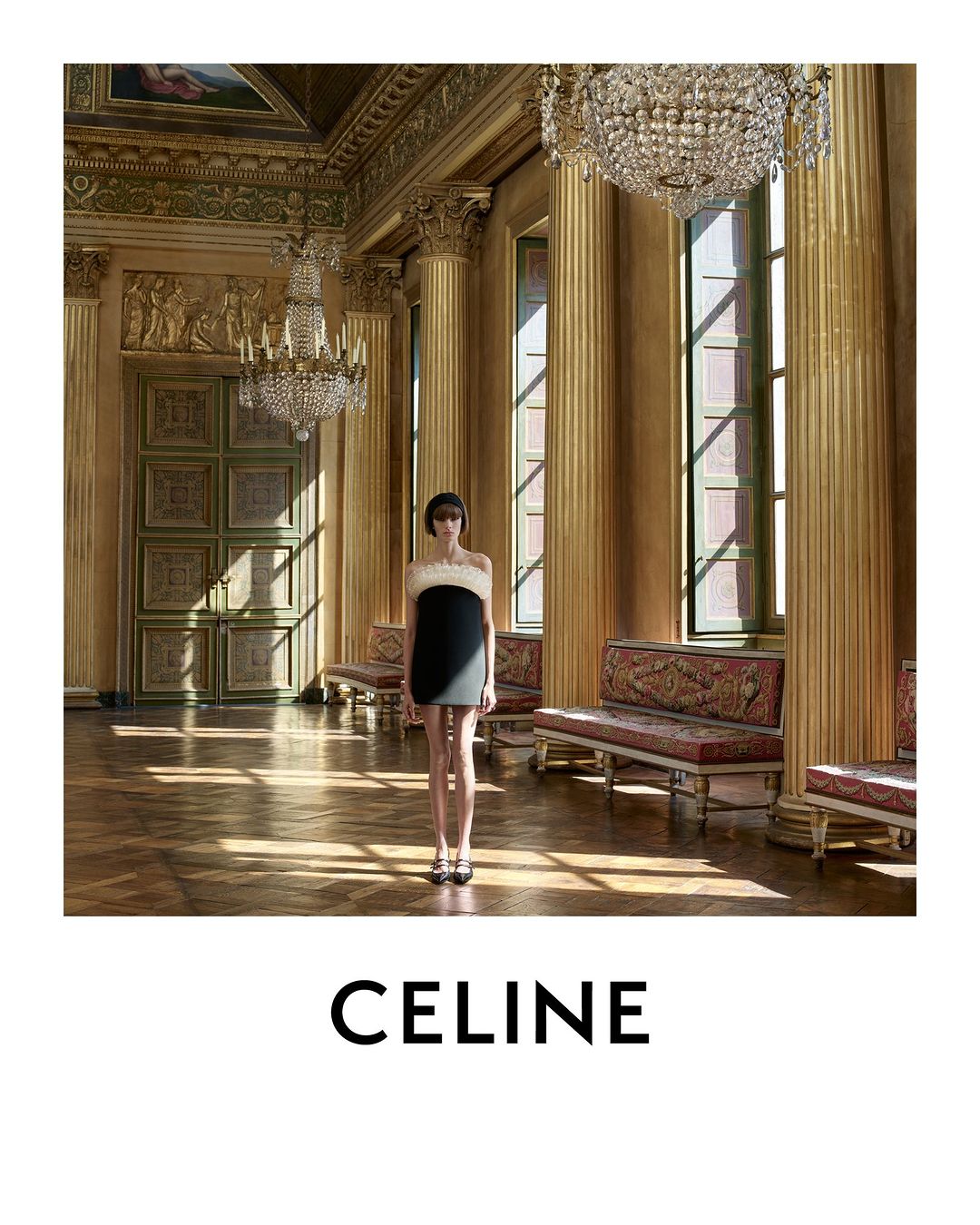 UN ÉTÉ FRANÇAIS系列的CELINE青春女孩，額間的短瀏海、長或短鮑伯髮型，再戴上黑色絲綢針織髮帶，完整了60年代復古別緻的造型。（翻攝自CELINE IG）