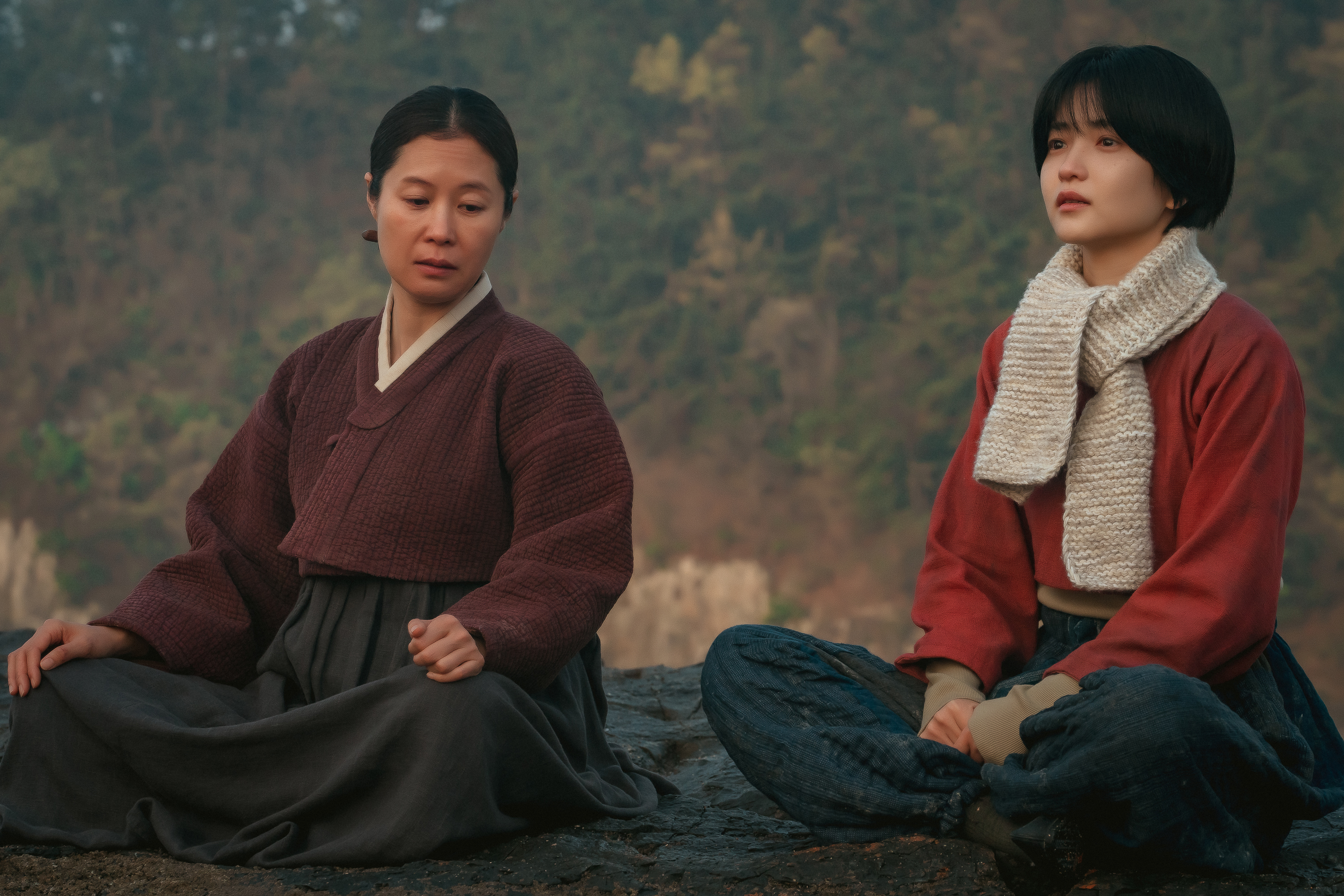 正年和母親、姐姐三人隱居在漁村，沒想到母親當年竟然是紅遍朝鮮的超人氣歌手。