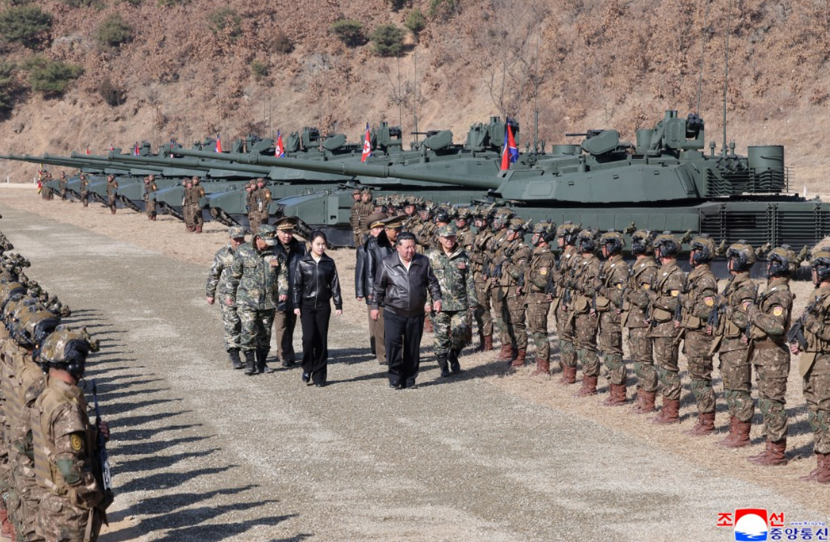 金正恩近期只要督導演習，女兒金主愛一定在身旁。（翻攝朝中社）