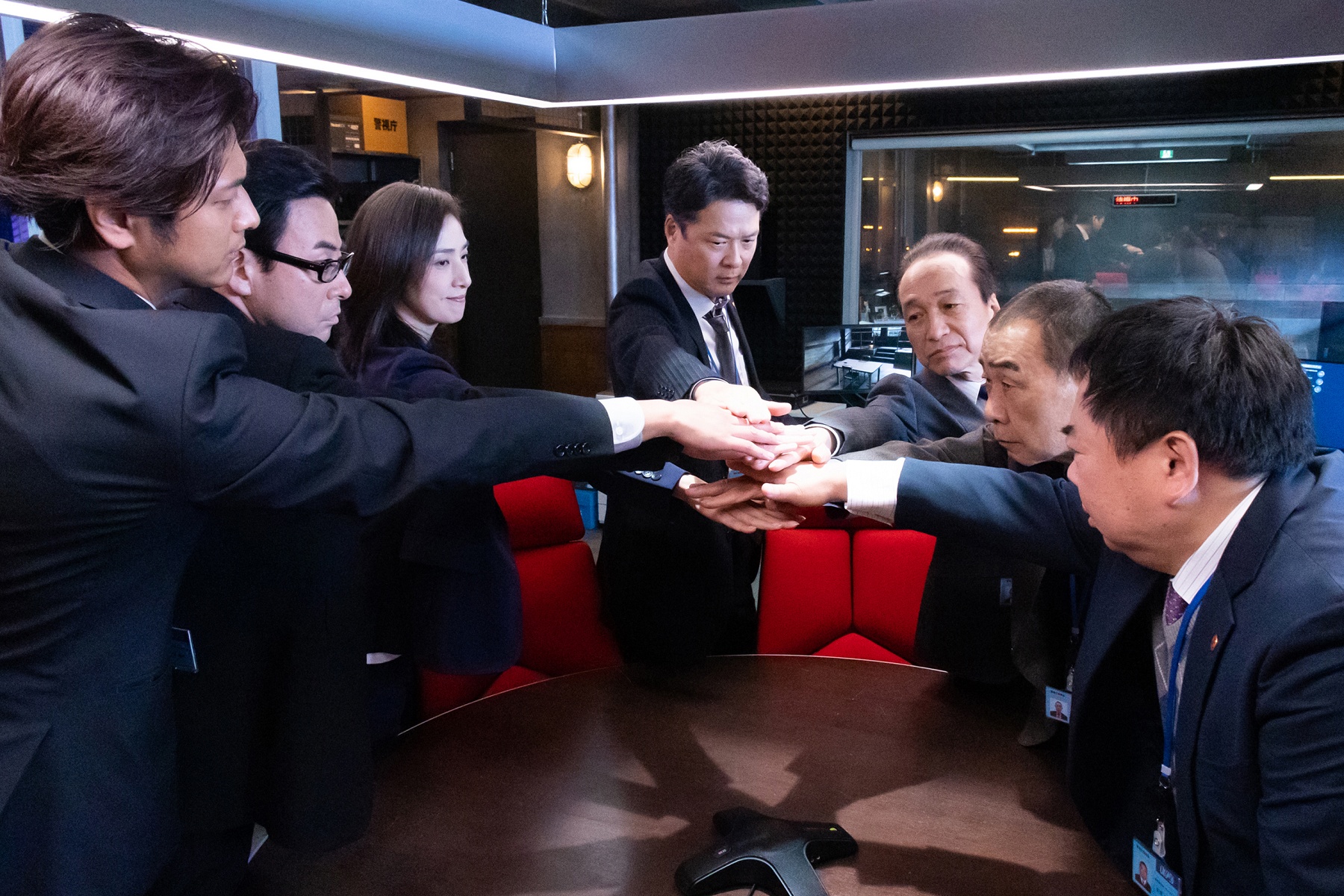 天海祐希（左三）在 《電影版女王偵訊室THE FINAL》與團隊迎戰層層難關。（采昌國際多媒體提供