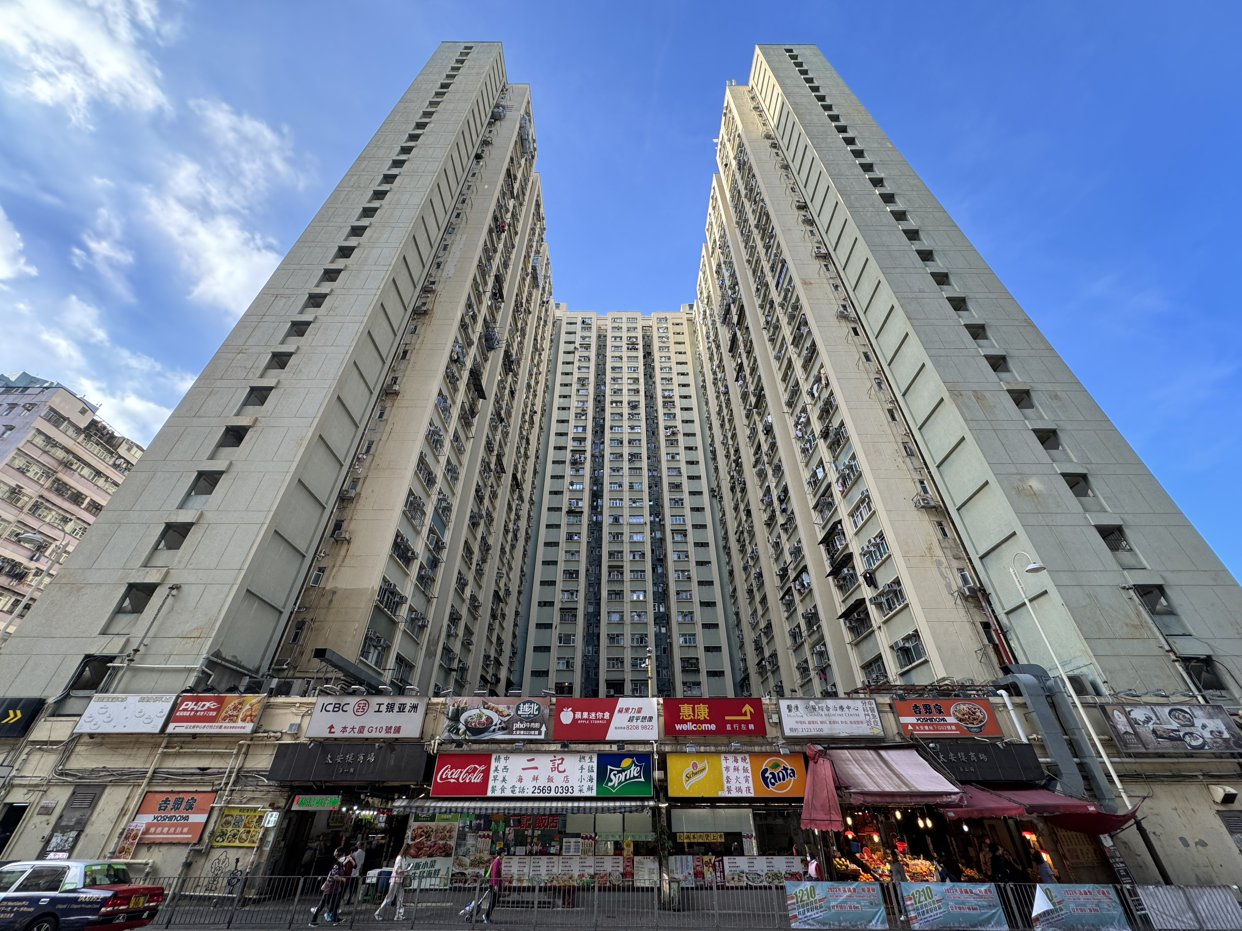 太安樓是香港最多人居住的集合住宅，一樓商場則成為宵夜聖地。