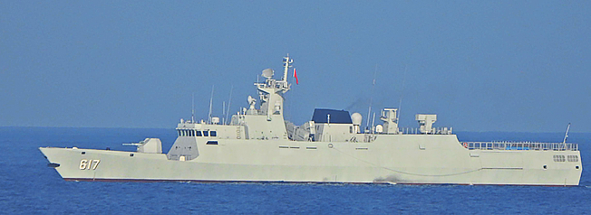 中共景德鎮軍艦遭我海軍鄭和軍艦嚴密監控。（國防部提供）
