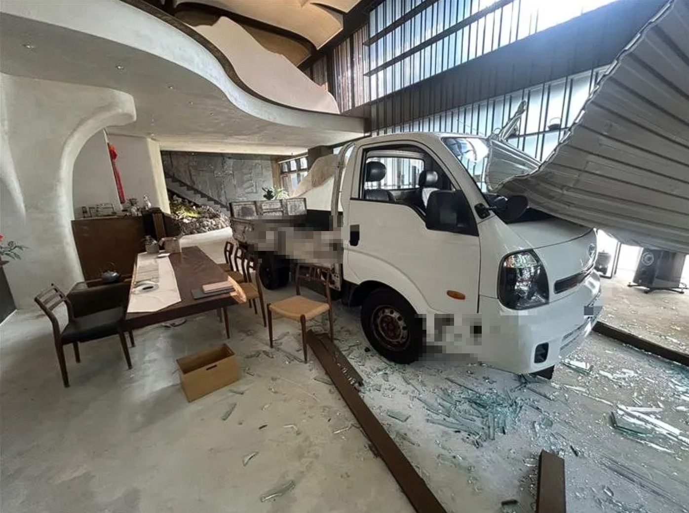 饅頭媽鄭姓男友在北屯區的茶行11日遭人駕駛小貨車衝撞。（翻攝畫面）