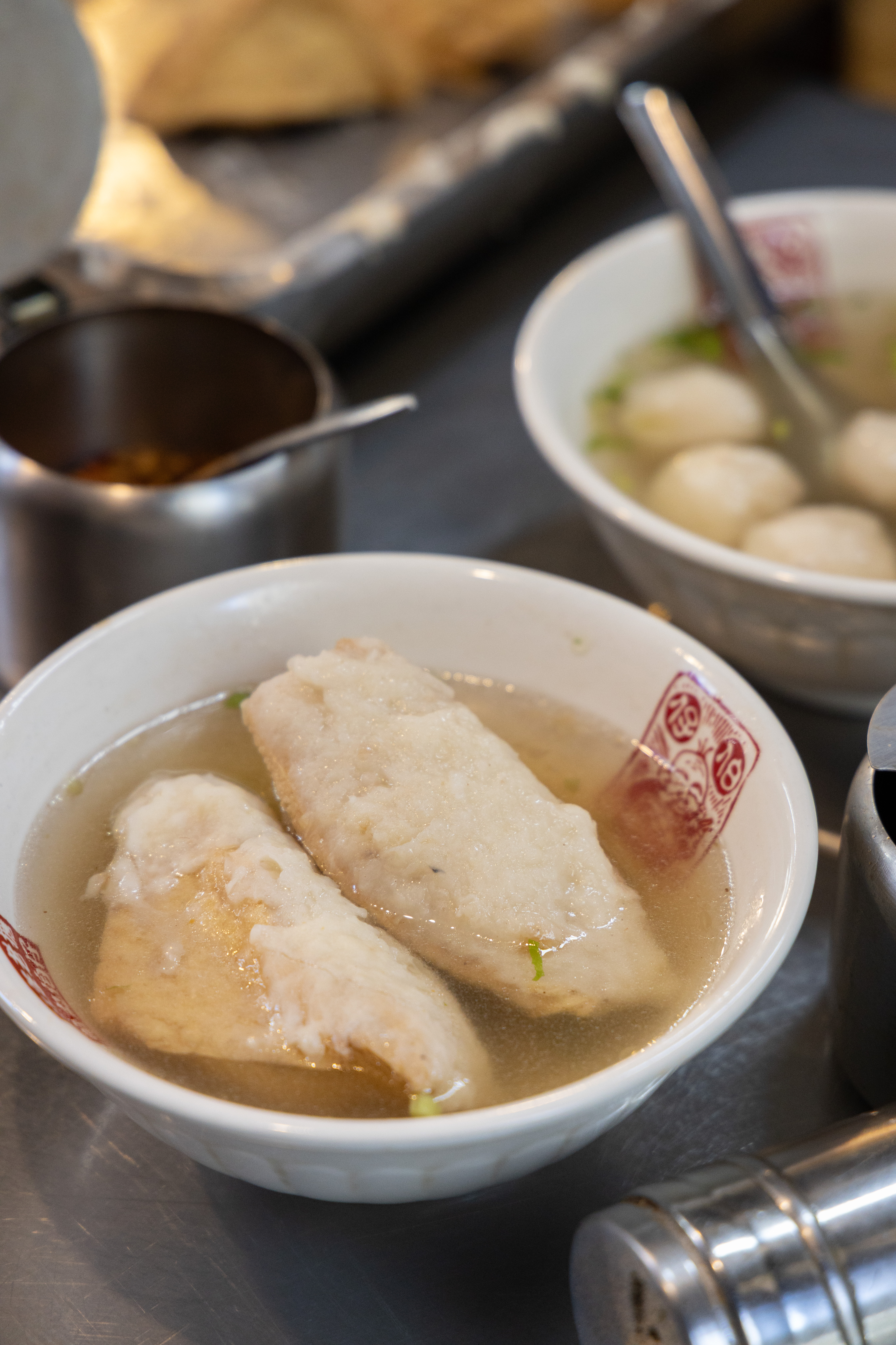 每次回基隆必吃「豆干包＋魚丸湯」的經典組合。（60元／套）