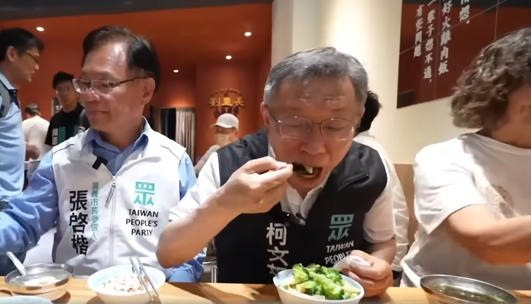 柯文哲在嘉義替張啟楷助選，孰料用餐禮儀再次備受討論。（翻攝自YouTube@柯文哲）