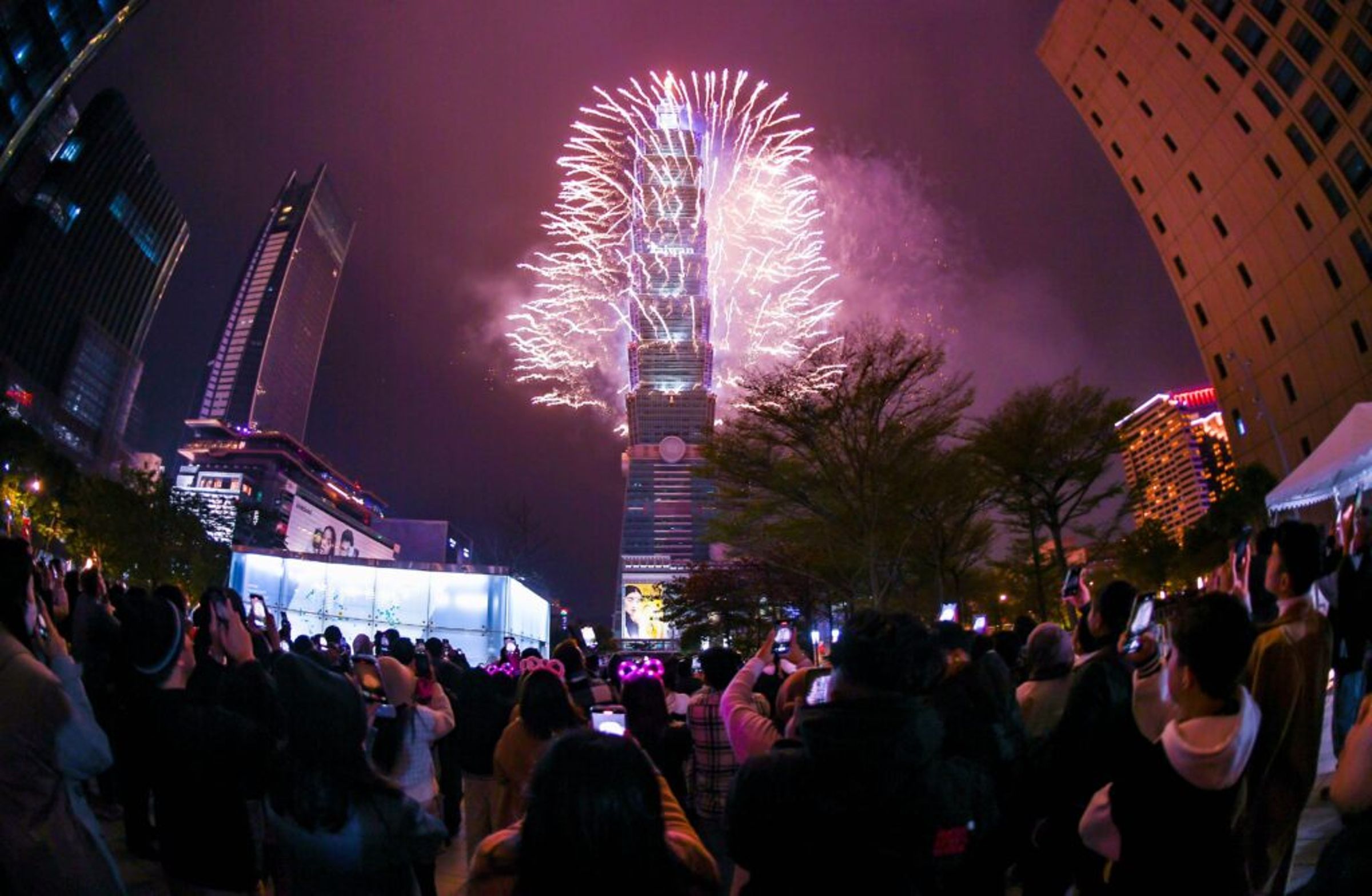 「台北最High新年城2025跨年晚會」於今(31日)於北市府前登場,今年恰好碰上台北大巨蛋有「天后」張惠妹演唱會,預估帶來20萬人次人潮。(北市府提供)