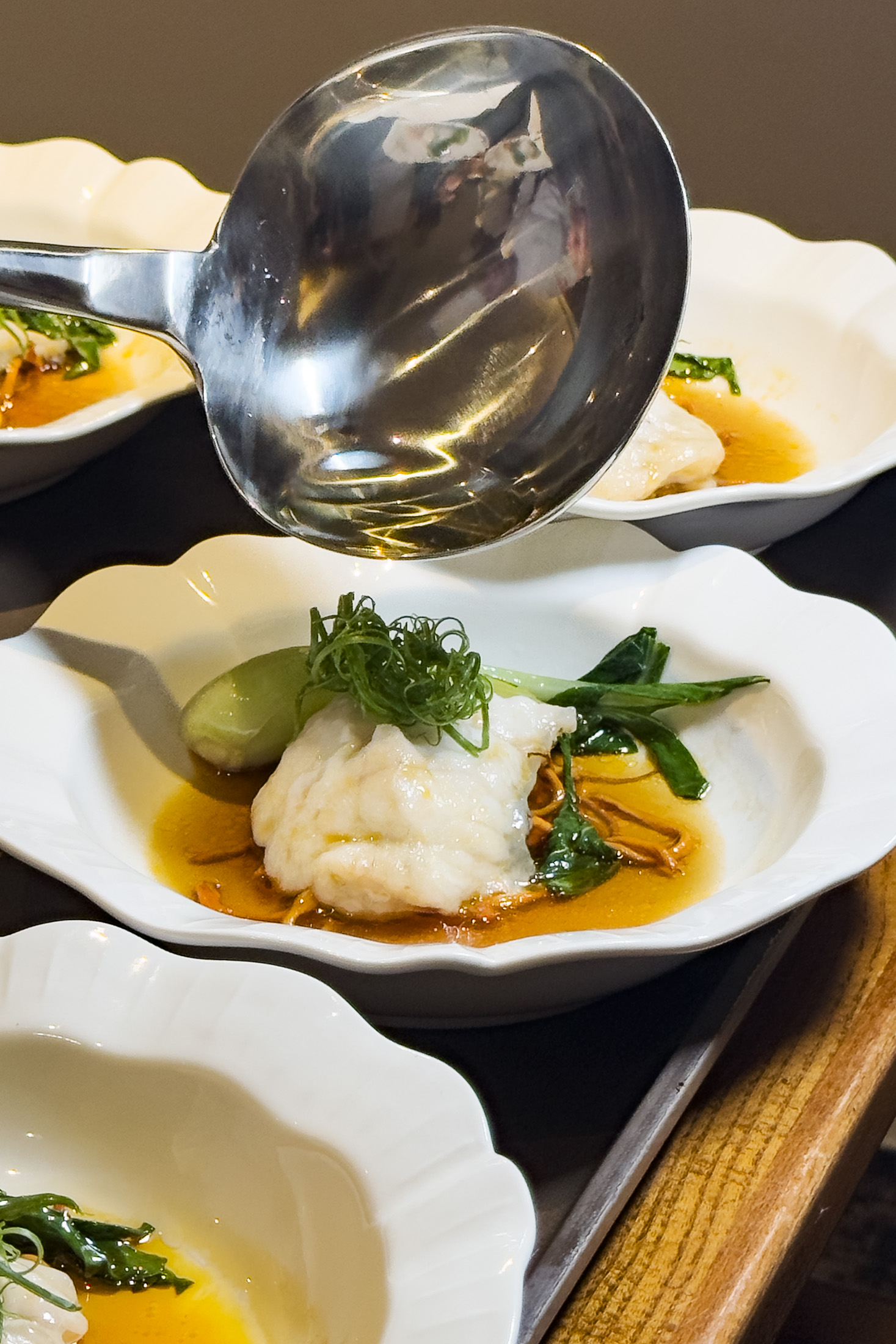 「鮮花椒蟲草花蒸龍躉柳」淋上秘製魚露醬汁及熱油爆香，讓整道菜餚更加麻香提鮮。