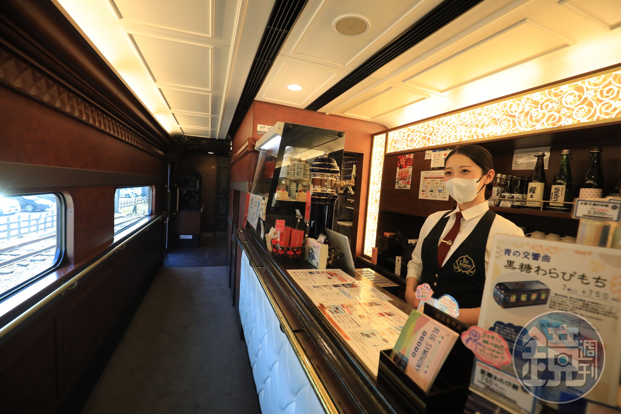 二號車廂的休息室,以飯店酒吧概念打造,在這可品嘗奈良地酒、限定啤酒與甜點。