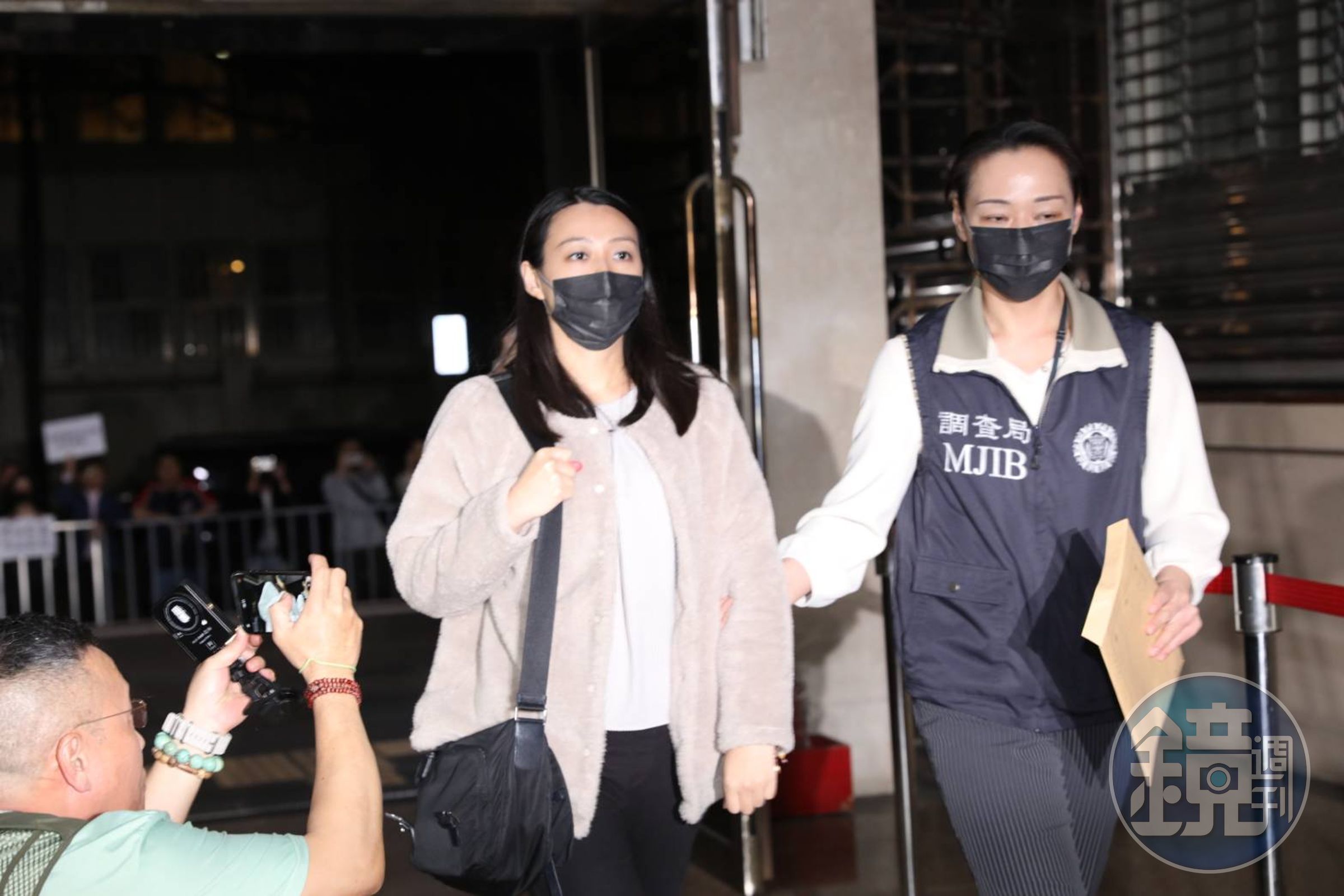 檢察官在漏夜偵訊後，今天凌晨諭令劉思吟50萬元交保，並限制出境出海。