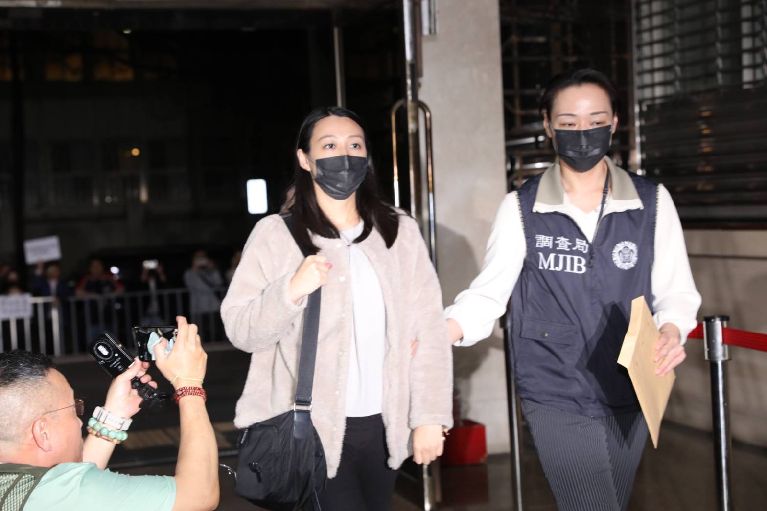 檢察官在漏夜偵訊後，今天凌晨諭令劉思吟50萬元交保，並限制出境出海。