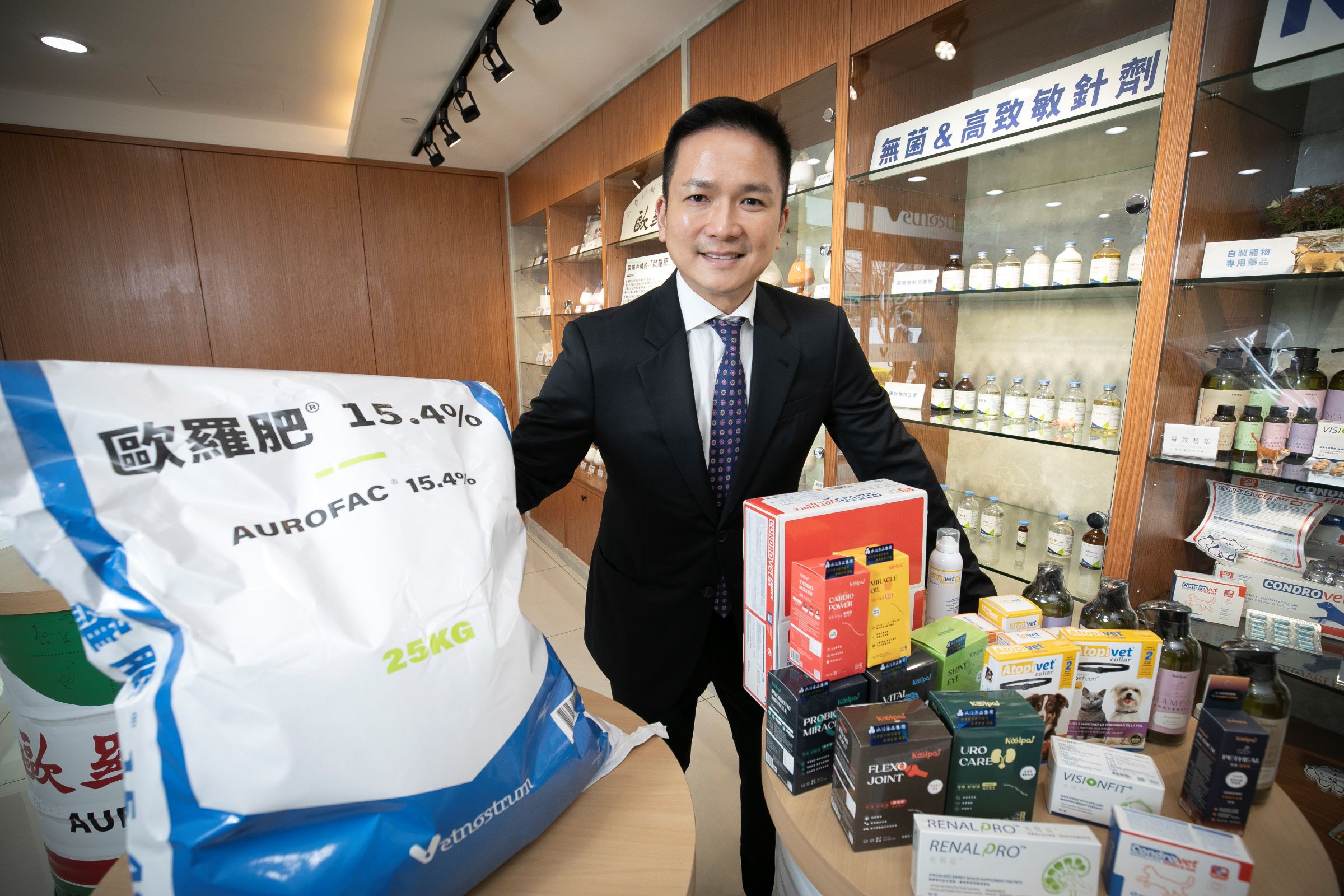 永鴻國際生技董事長鍾威凱，眼光準，當初先是快狠準買下碩騰台灣廠、及其許可證，又有母公司永信藥品做後盾，花不到10年，如今已是年收近13億元、台灣最大動物藥品與保健產品製造及銷售商。