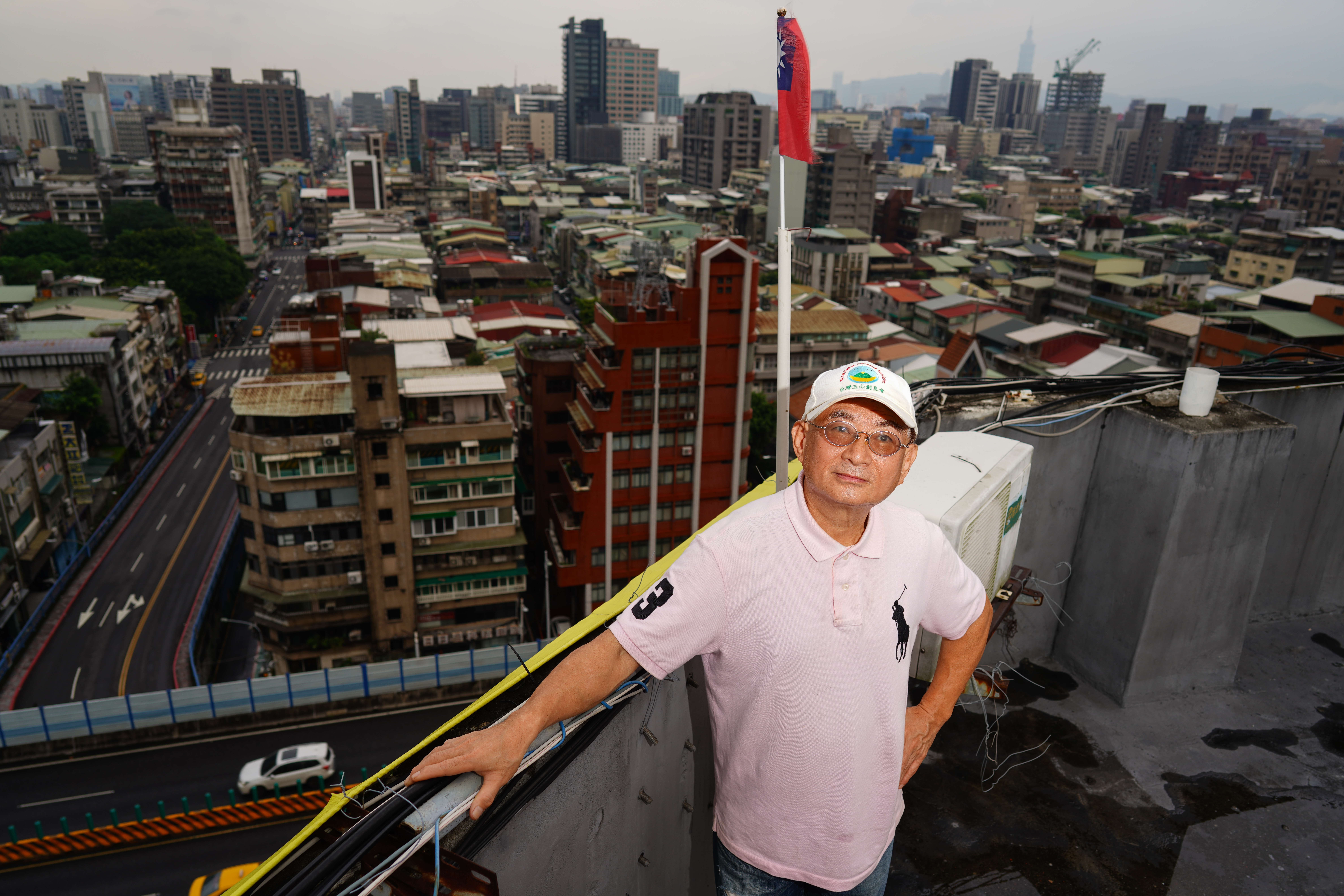 周朝陽去年罹患血癌，長期熱心公益的他受住戶推派擔任主委，試圖將錦新大樓的管理狀況導回正軌。