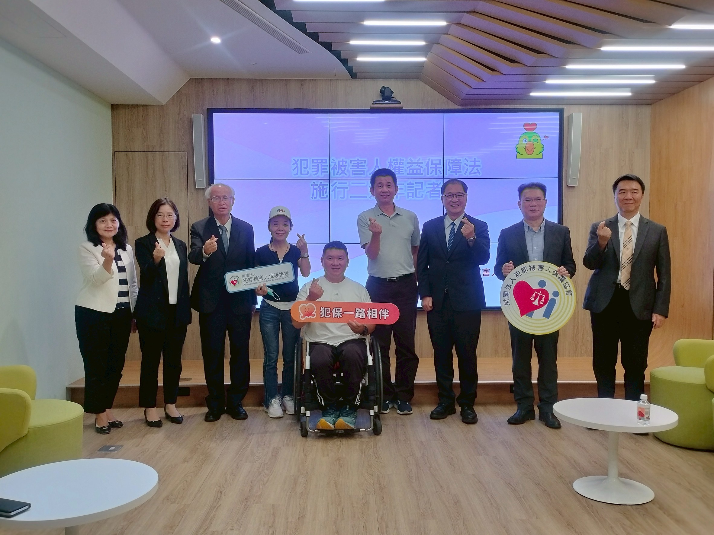 法務部長鄭銘謙與2名馨生人及保護據點志工合影（由左而右依序為: 臺高檢署主任檢察官侯千姬、法務部保護司副司長林秀敏、高檢署檢察長張斗輝、新竹分會馨生人黃雪華小姐、苗栗分會馨生人陳穎生先生、花蓮分會保護據點志工陳令曉先生、法務部長鄭銘謙、法務部次長黃謀信、法務部保護司長洪信旭）。（高檢署提供）