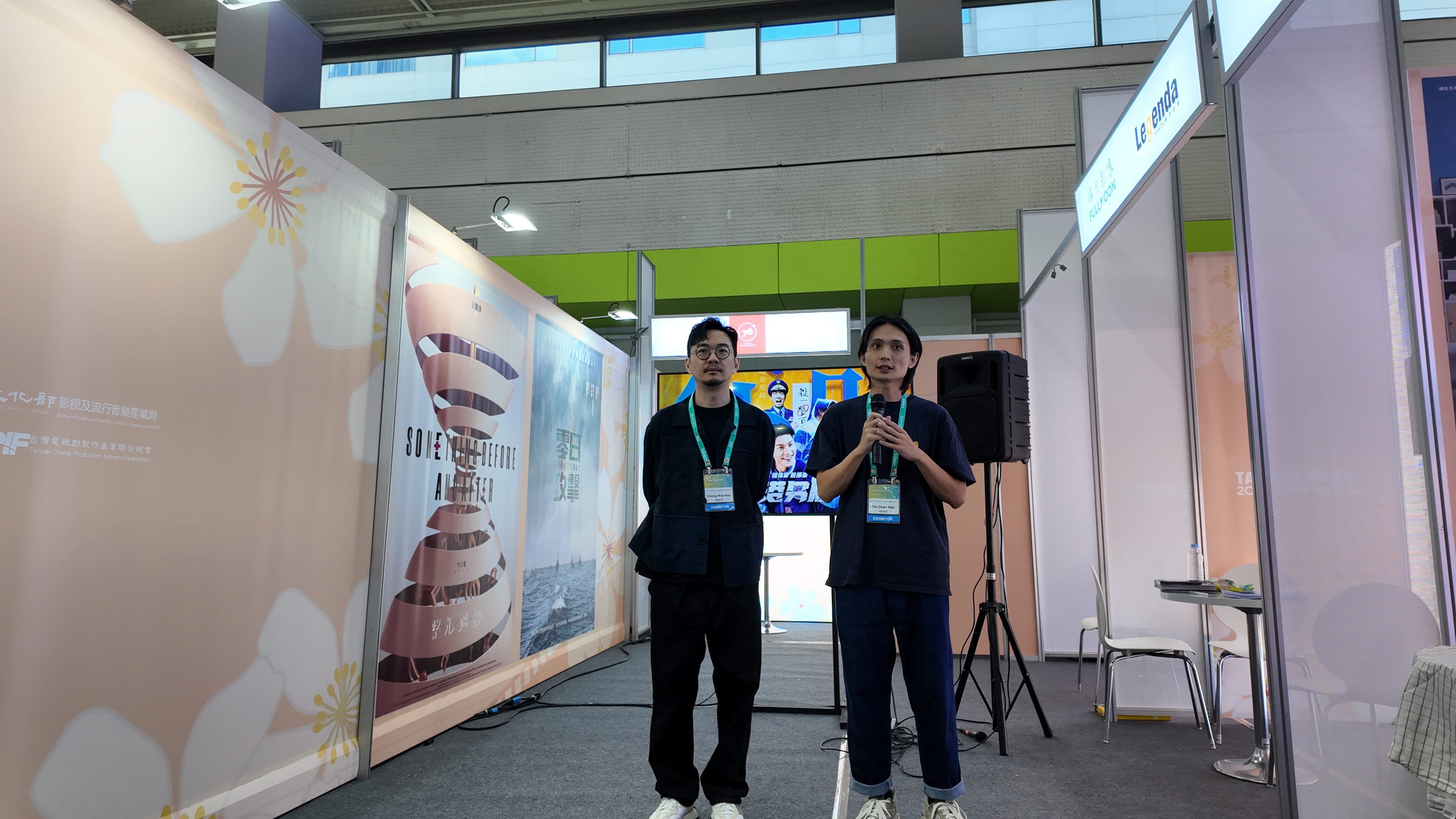 導演程偉豪(左)與殷振豪(右)出席首爾電視展。(金盞花大影業提供)