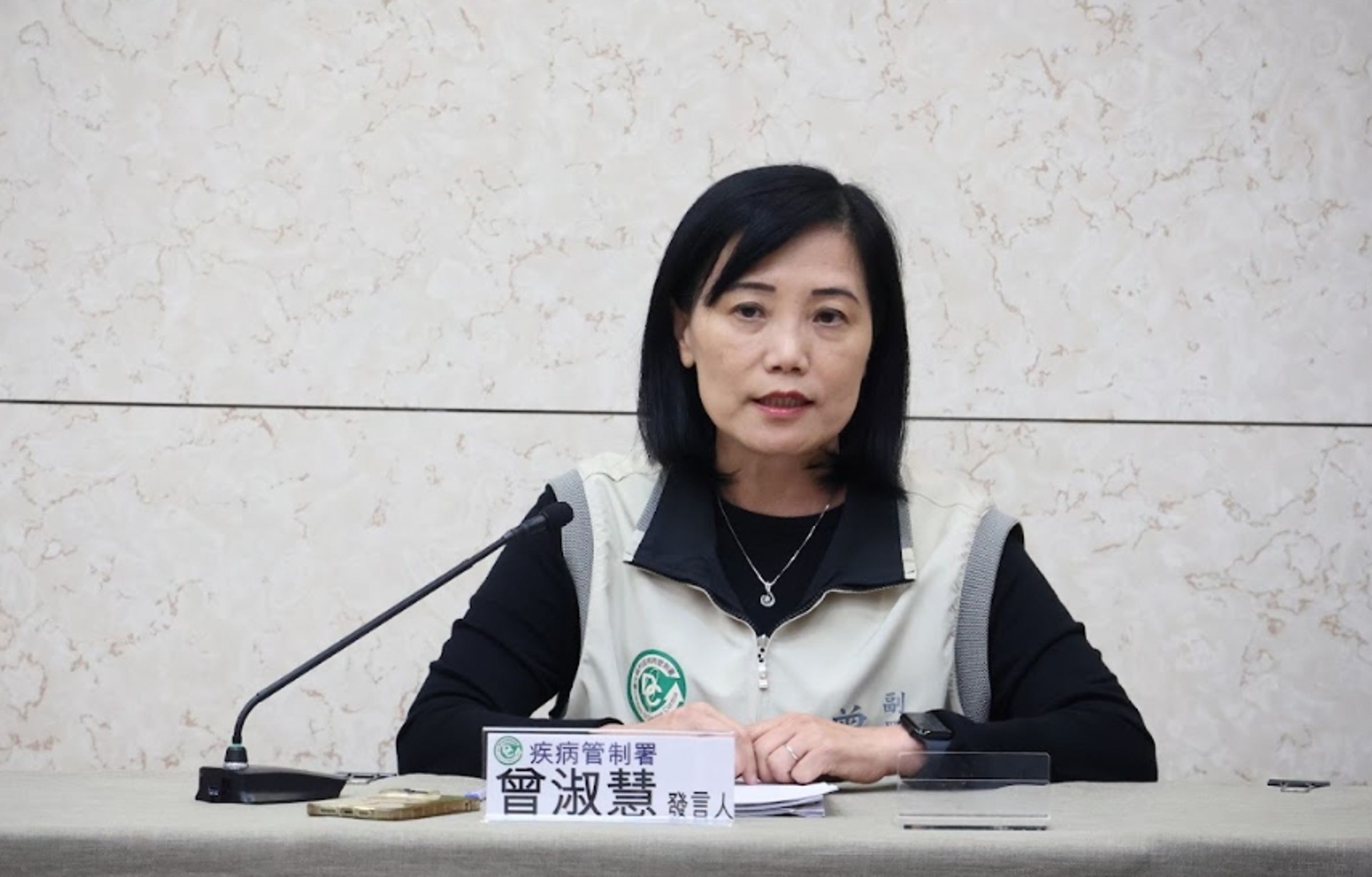 疾管署說明類鼻疽個案。圖為疾管署副署長曾淑慧說明疫情。(疾管署提供)