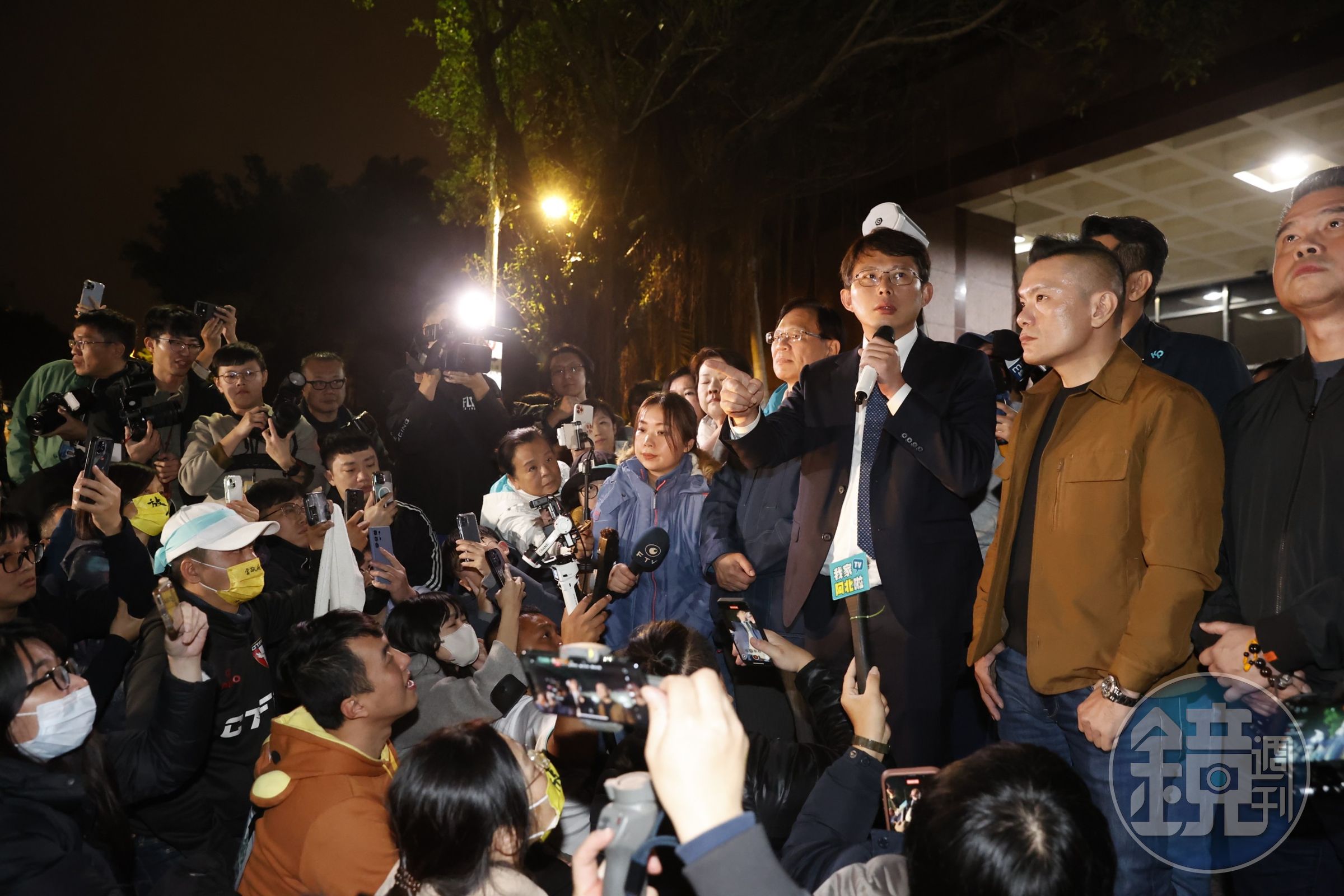 在獲知柯文哲以3千萬元交保,場外群眾與民眾黨民代一陣歡欣。圖為黃國昌。