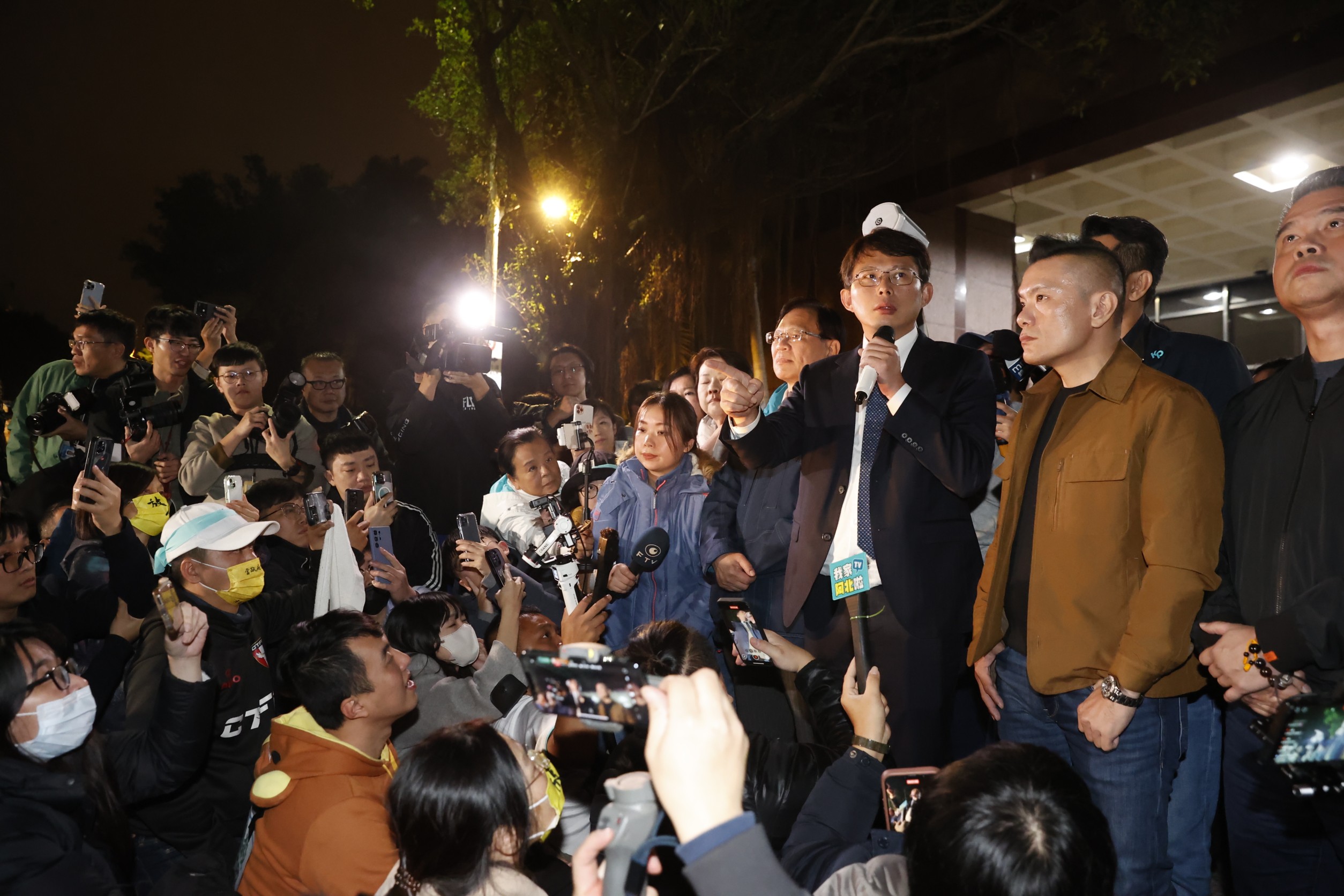在獲知柯文哲以3千萬元交保,場外群眾與民眾黨民代一陣歡欣。圖為黃國昌。