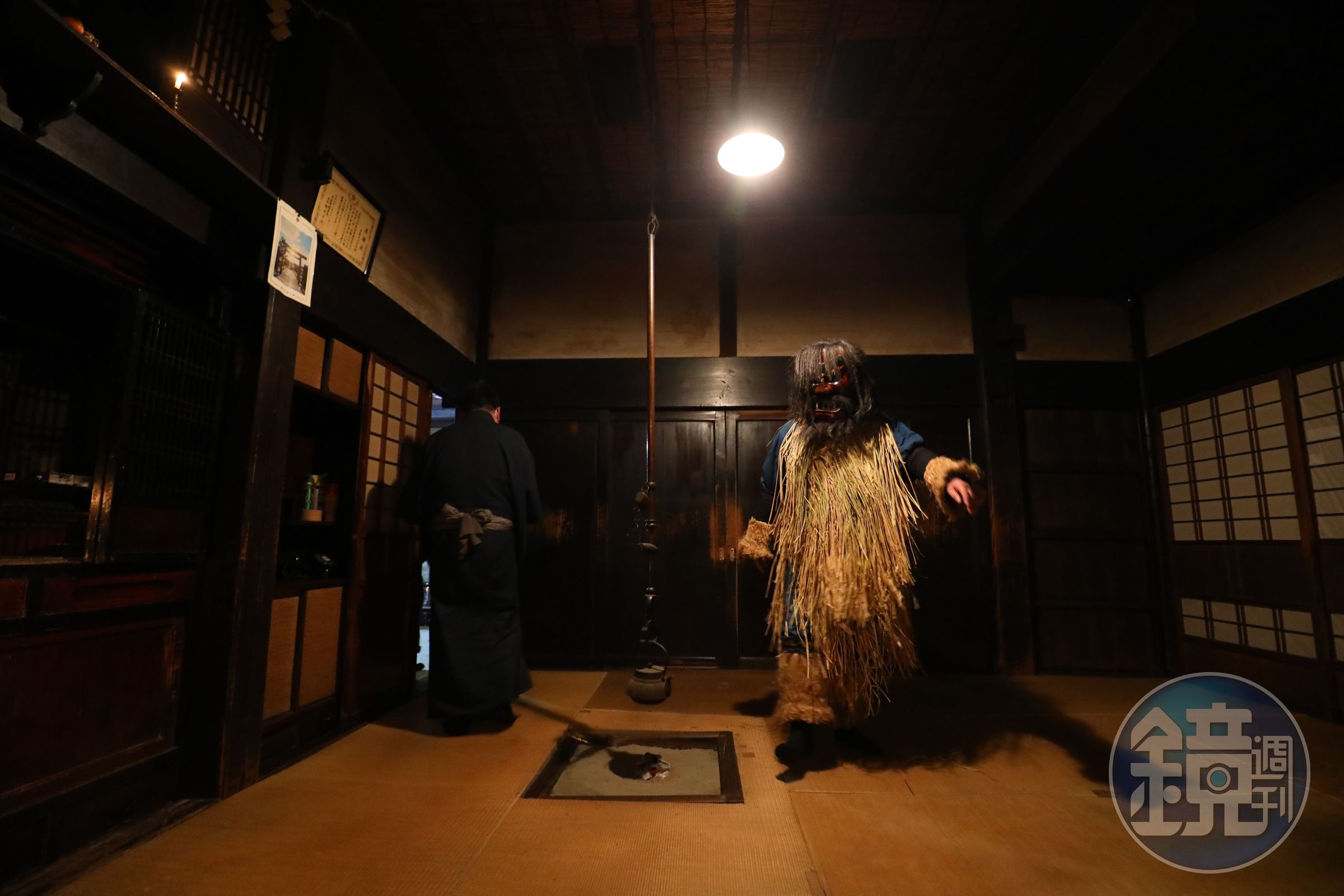 生剝鬼氣勢洶洶地進門，確認家裡有沒有懶惰的媳婦或愛哭的小孩。