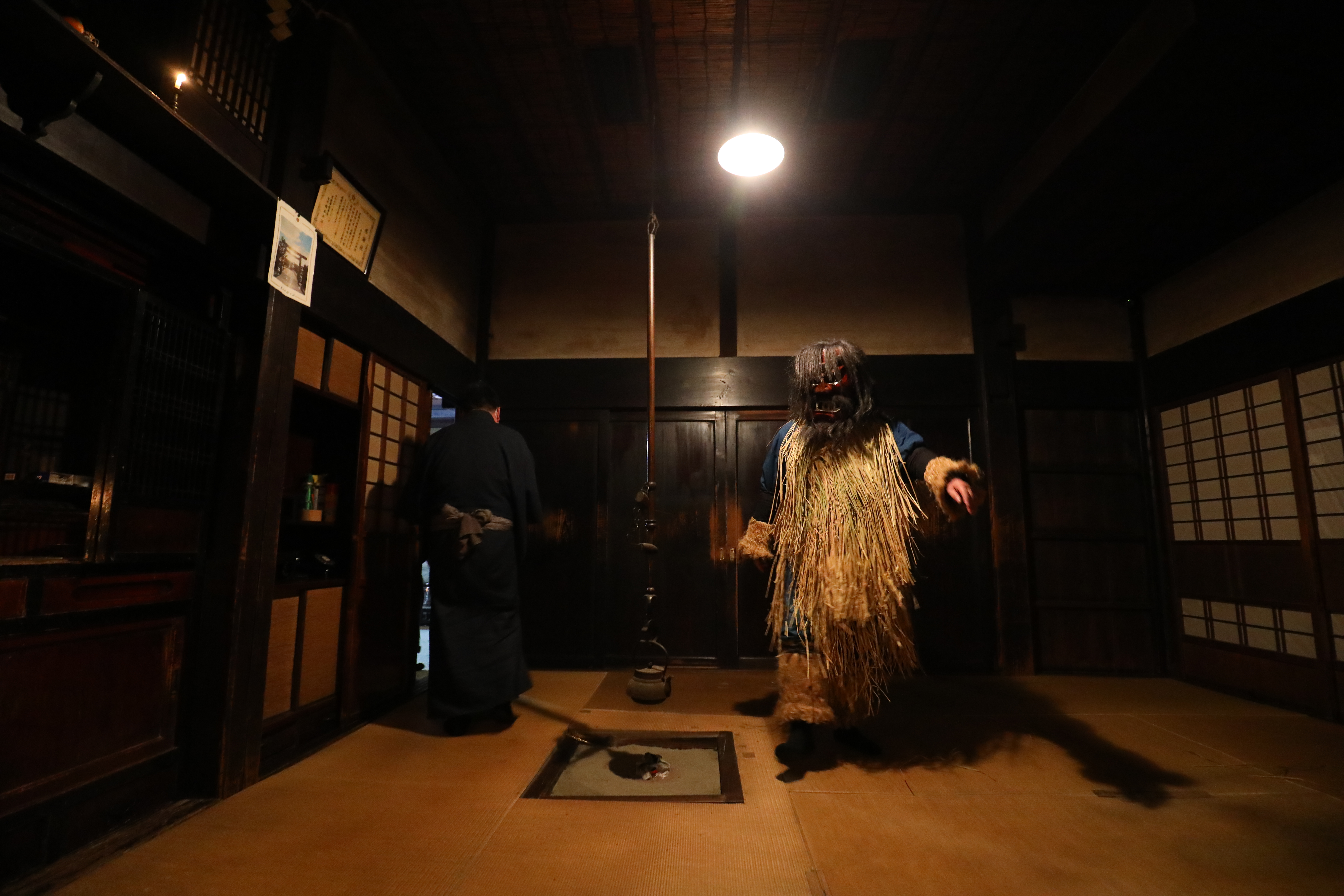 生剝鬼氣勢洶洶地進門,確認家裡有沒有懶惰的媳婦或愛哭的小孩。