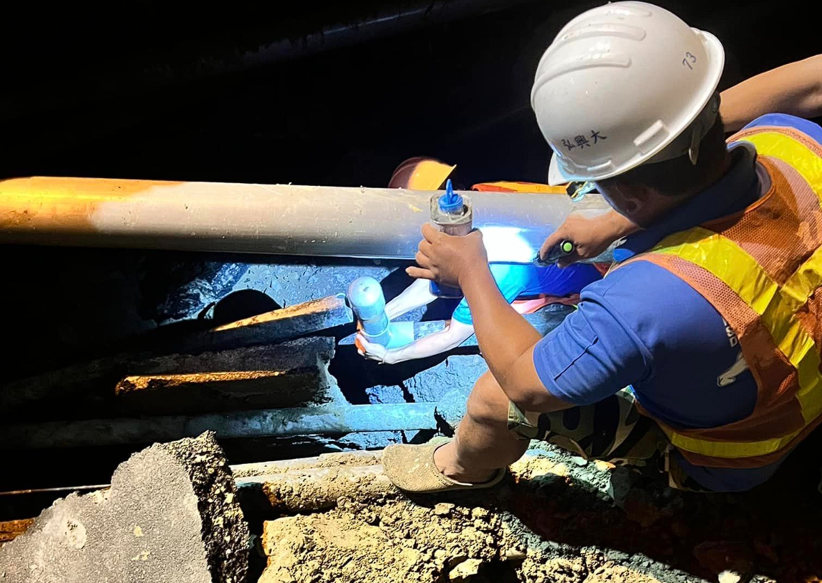 竹北新天坑昨晚發生瓦斯、自來水外洩的情況,開挖後灌漿過程中又發生塌陷。(翻攝自楊文科臉書)