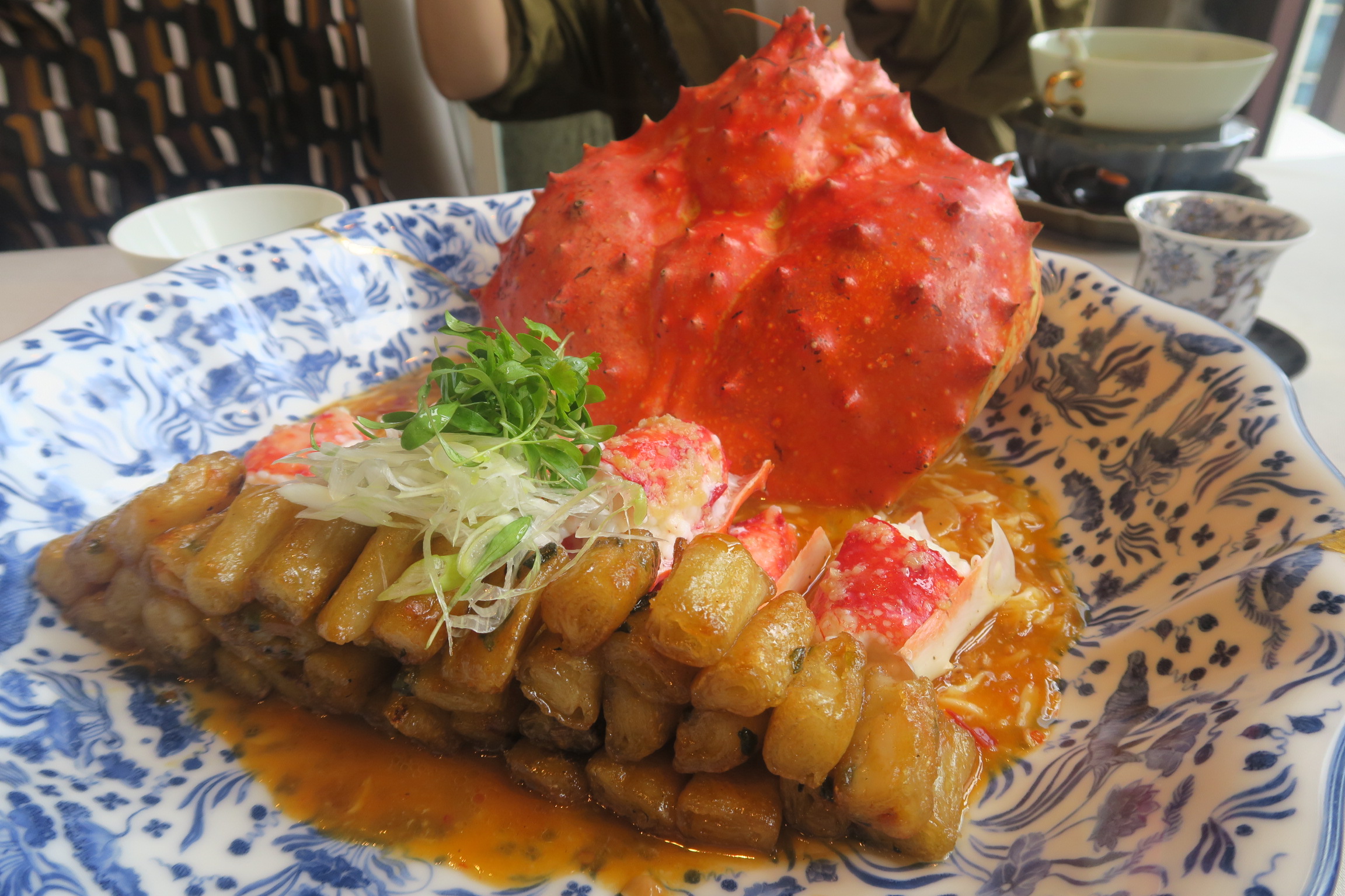 主廚Vicky把街邊小吃腸粉端上Fine Dining的餐桌，6面都煎得香脆的腸粉，比帝王蟹還美味。