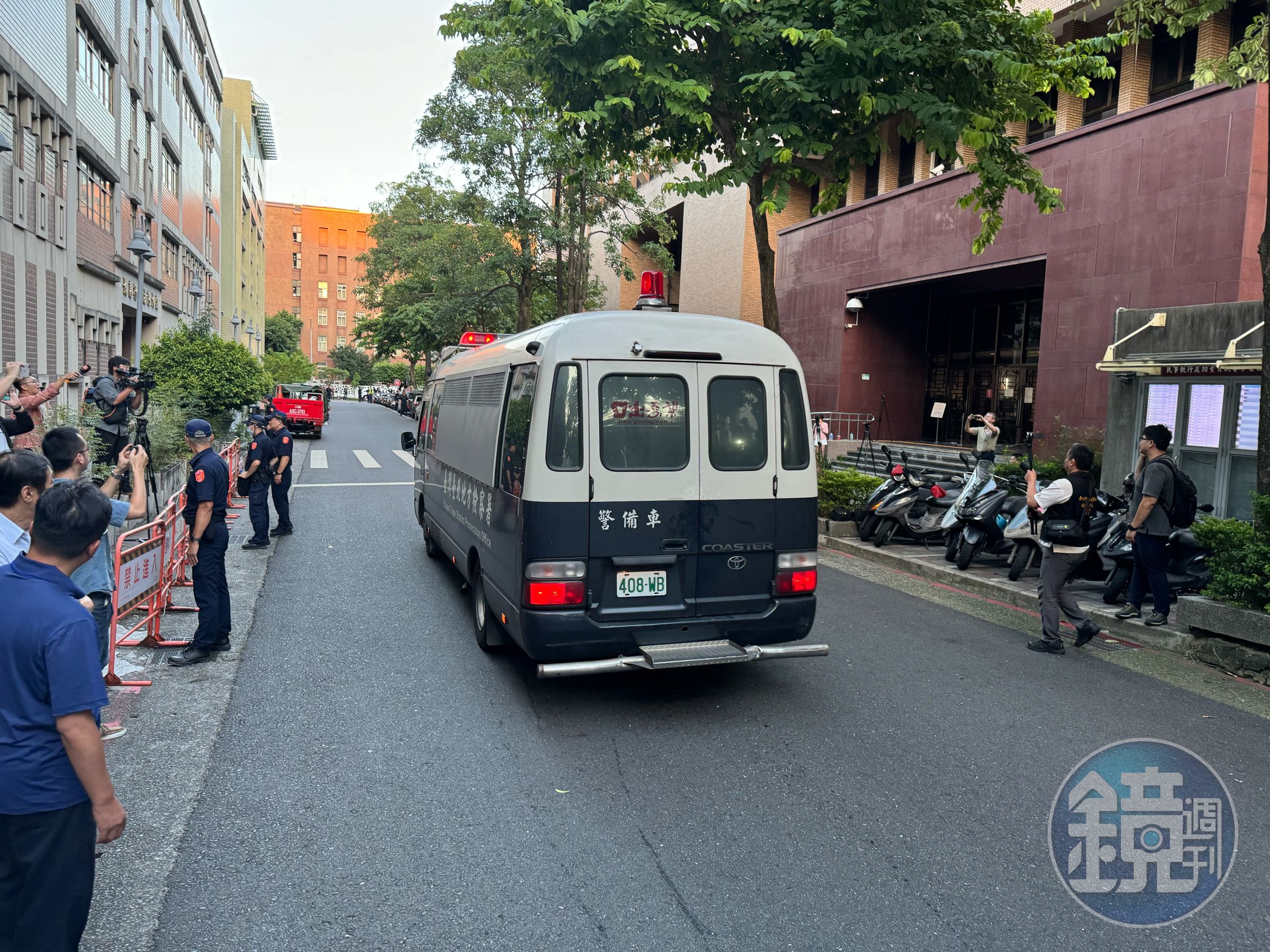 囚車已於傍晚5點50分發車。