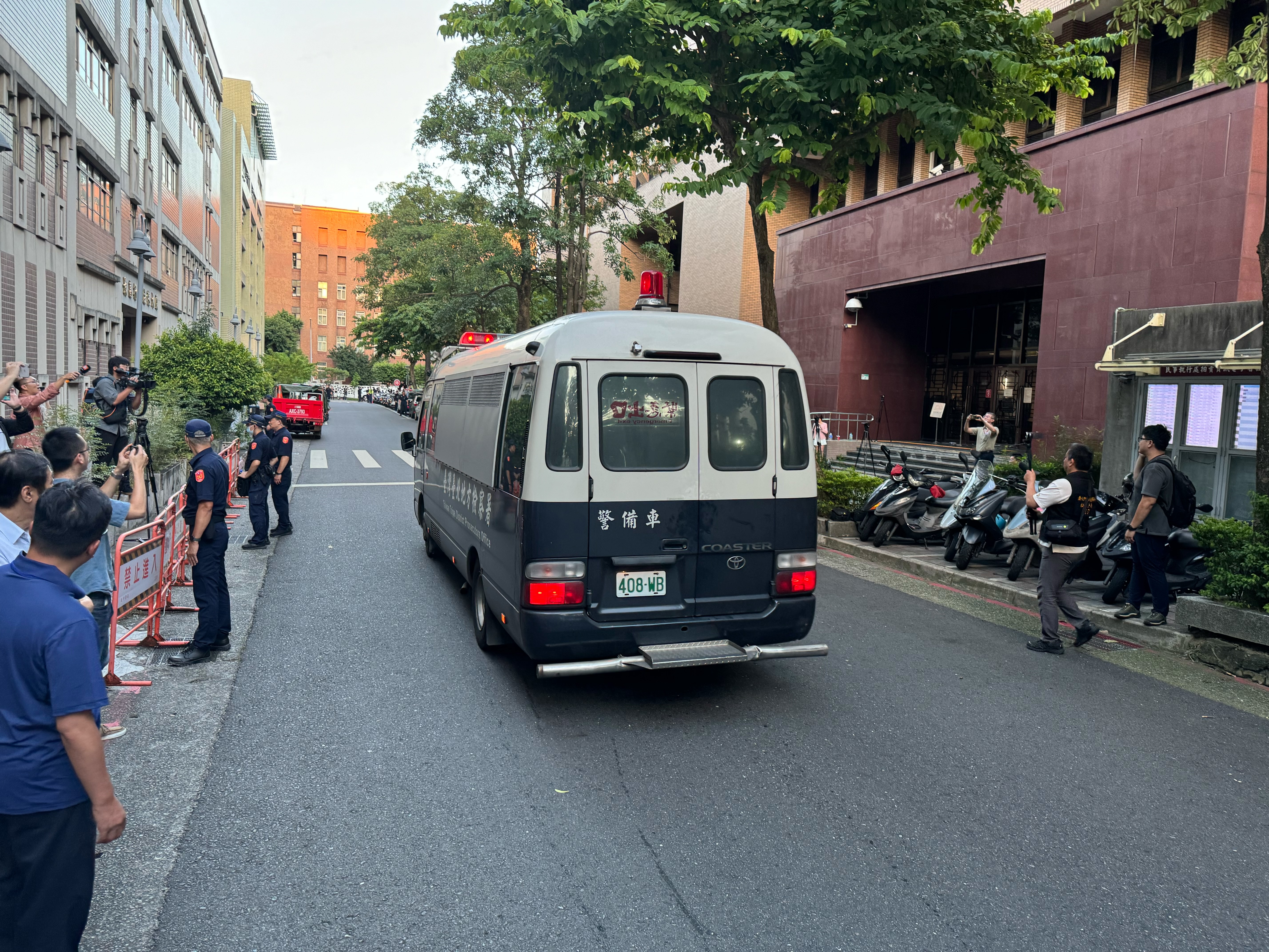 囚車已於傍晚5點50分發車。