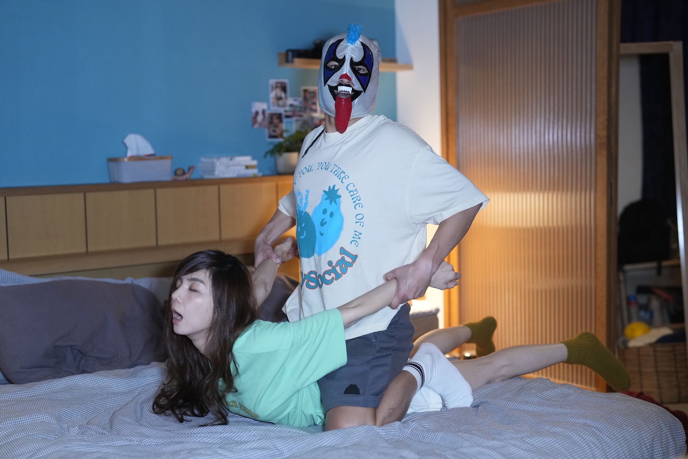 楊祐寧(右)突發奇想加入自拍惡搞Ella(左)的戲,成為片尾漏網彩蛋(壹壹影業提供)