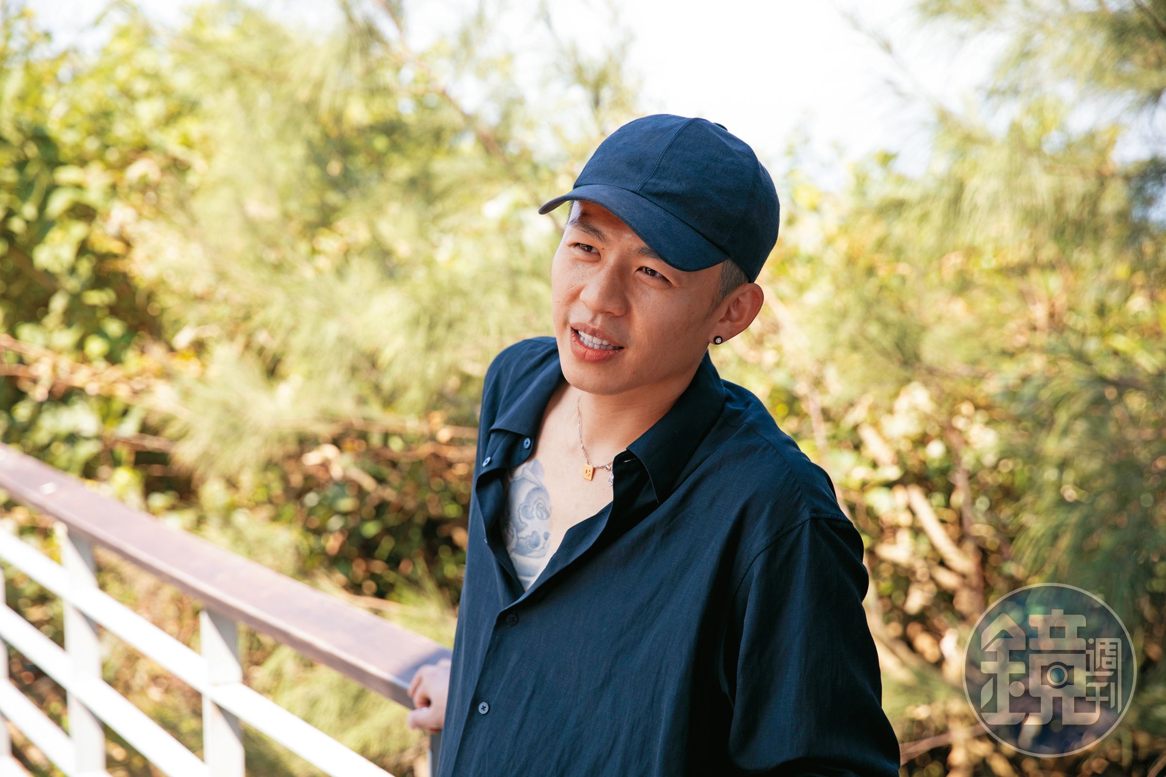 李鴻其有點神祕,雖依我們要求前往海邊拍照,但直到抵達現場,才忽然說:「我家就在附近。」