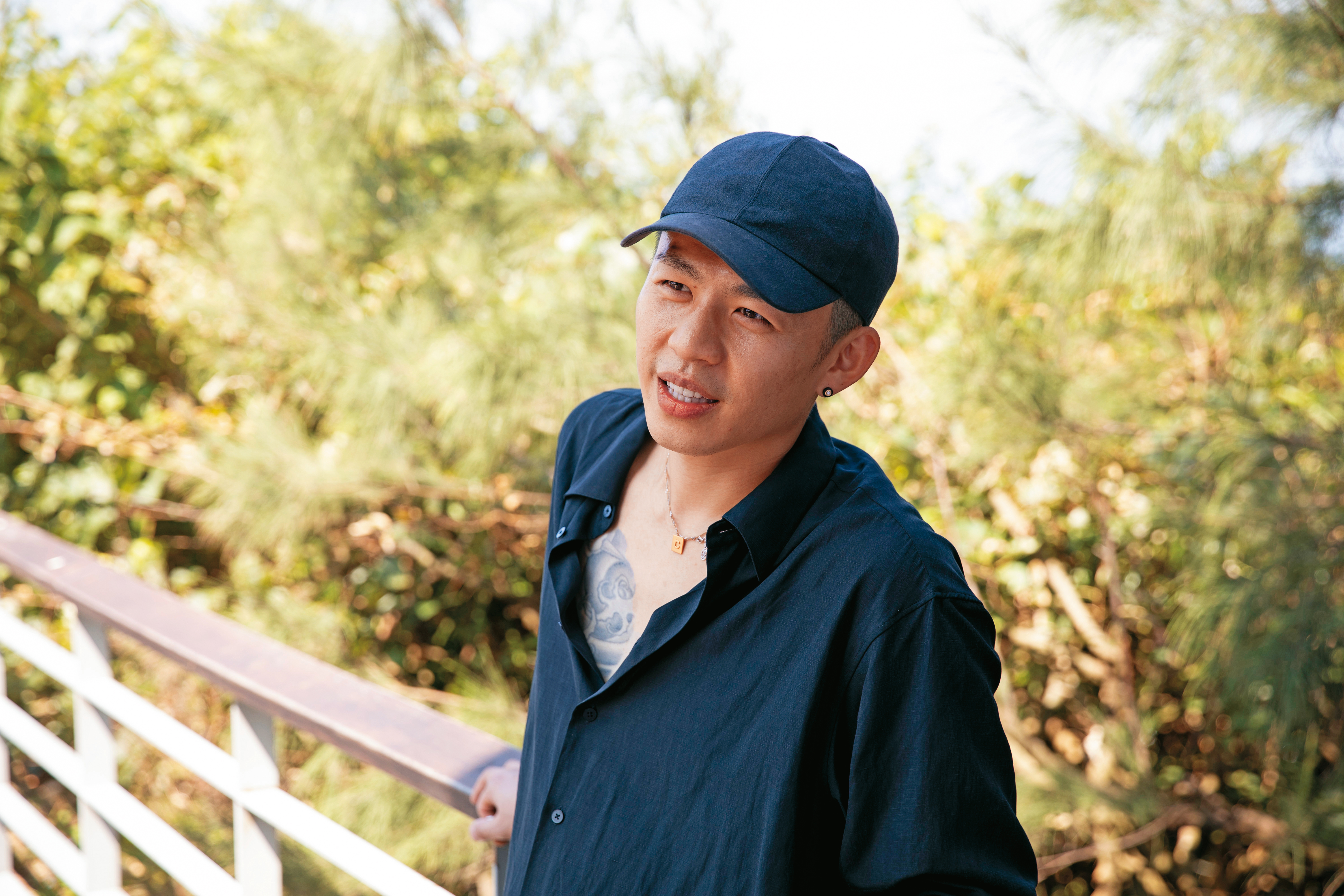 李鴻其有點神祕，雖依我們要求前往海邊拍照，但直到抵達現場，才忽然說：「我家就在附近。」