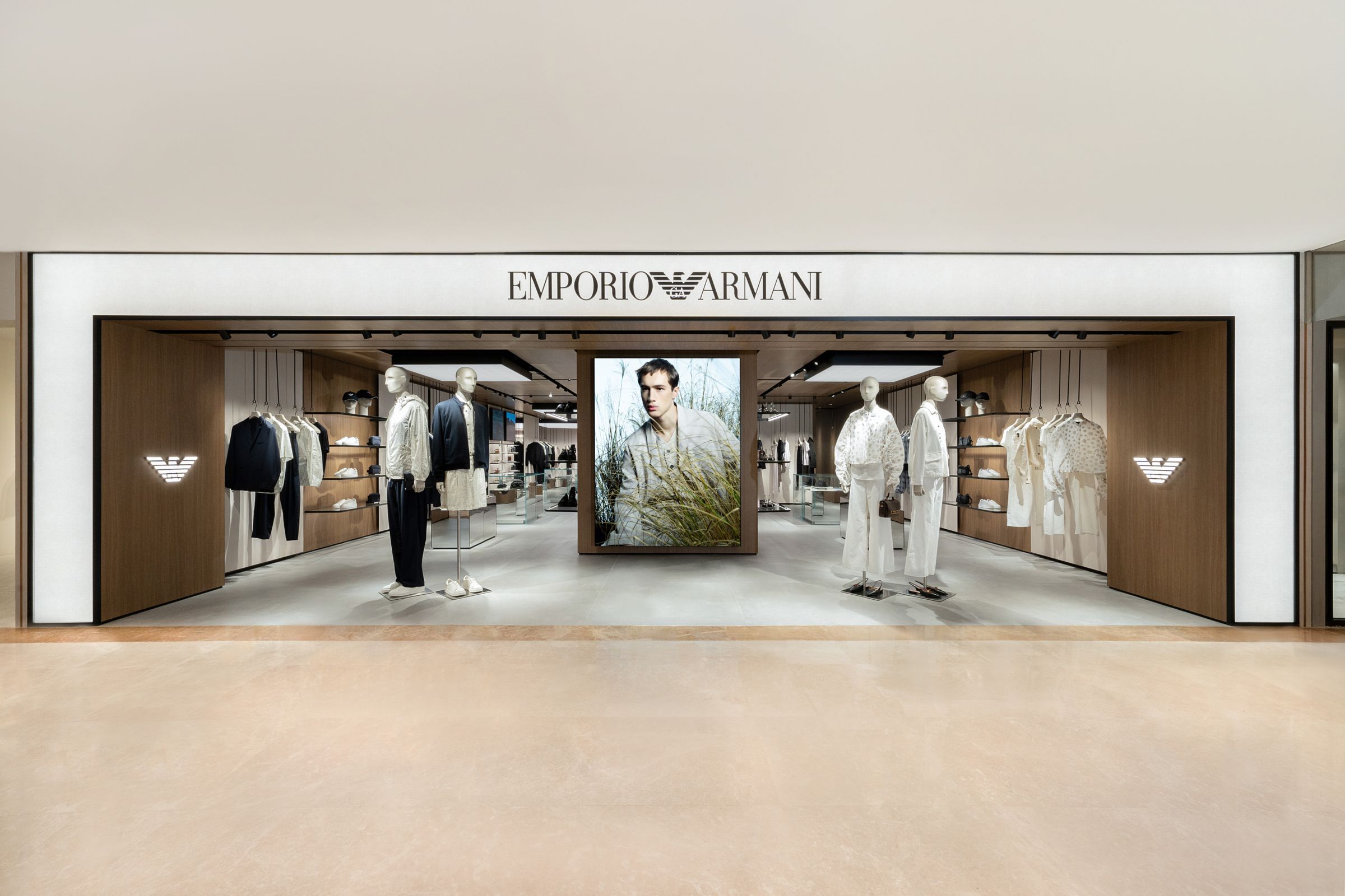 Emporio Armani首間全新專賣店開設在高雄漢神，展示包含男、女裝，店面約60坪。（台灣奧西尼提供）
