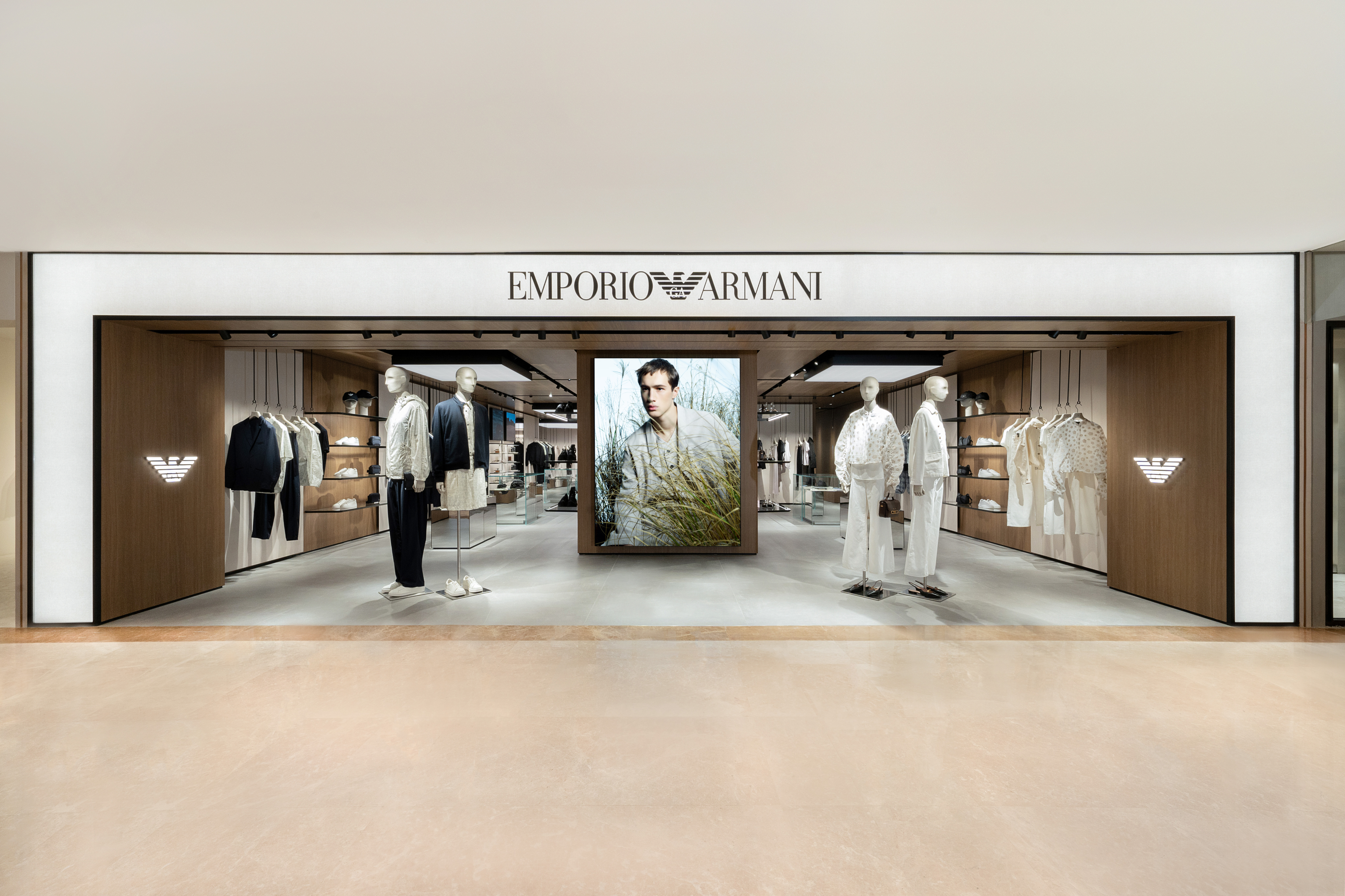Emporio Armani首間全新專賣店開設在高雄漢神，展示包含男、女裝，店面約60坪。（台灣奧西尼提供）